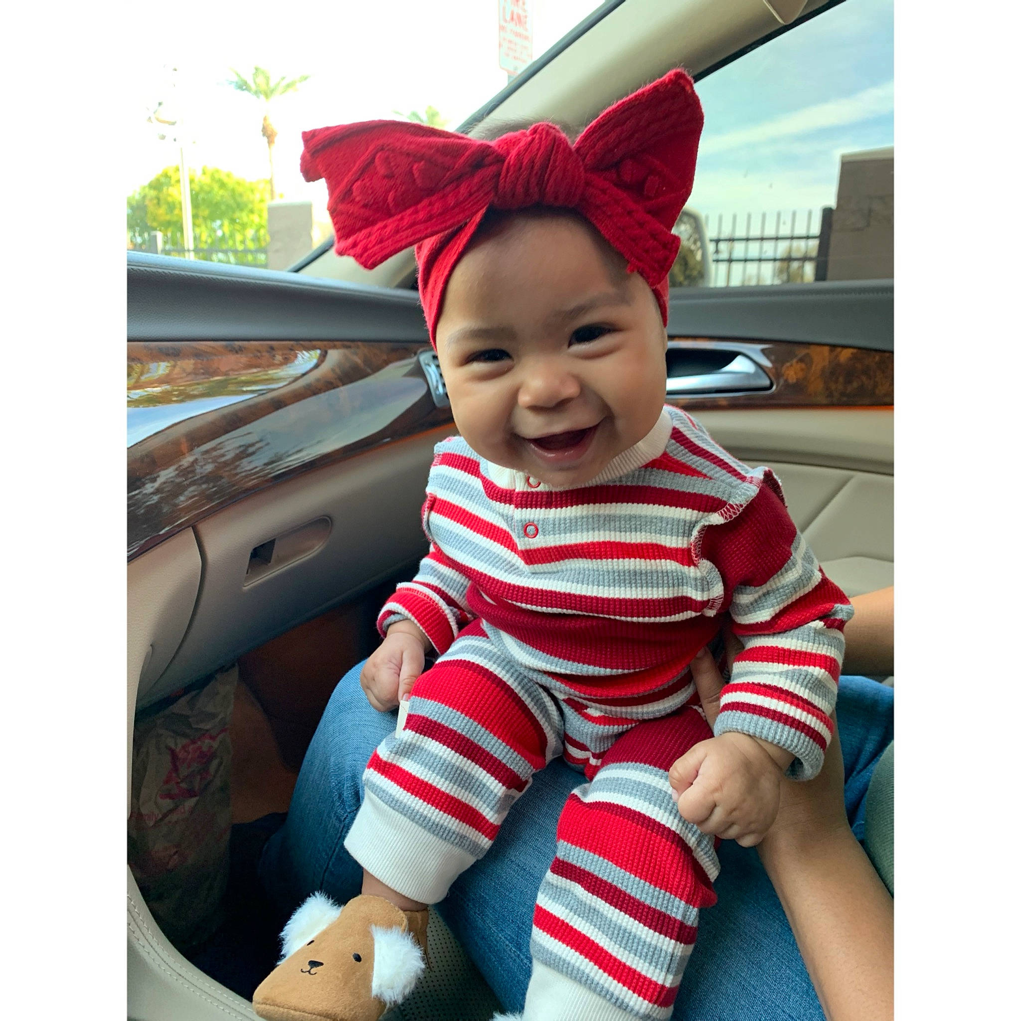 Azaylee is registered to the contest to win money with this photo: automotive_exterior, automotive_mirror, baby, baby_laughing, baby_products, baby_toddler_clothing, bonnet, car_seat, child, costume_accessory, costume_hat, fictional_character, foot, headwear, joy, long_sleeved_t_shirt, person, shoe, sock, toddler