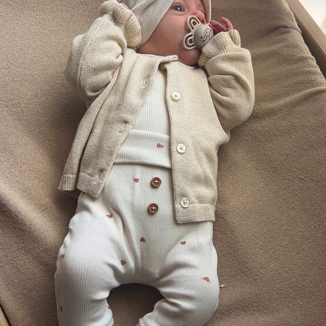 Analucia a rejoint le concours — aidez-le/la à gagner de superbes lots ! baby, babywear, bed, blanket, child, clothing, comfort, cozy, cute, headwrap, indoors, infant, lying_down, neutral_colors, newborn, pacifier, patterned_clothes, portrait, sleepwear, soft_lighting