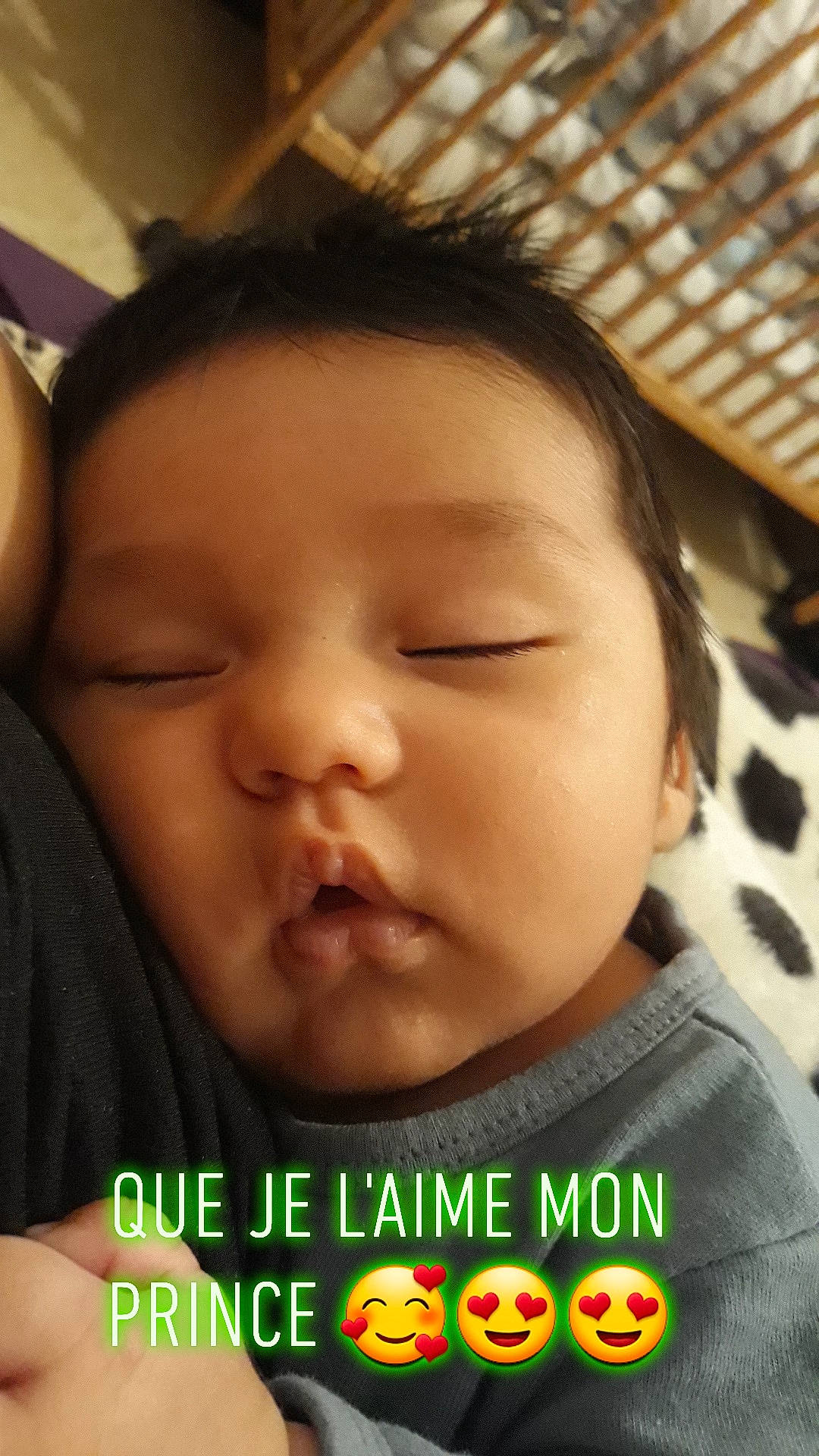 Sevan a rejoint le concours — aidez-le/la à gagner de superbes lots ! baby, black_hair, cheek, child, chin, ear, face, facial_expression, forehead, head, lip, mouth, nose, person, photo_caption, photography, skin, sleep, smile, toddler