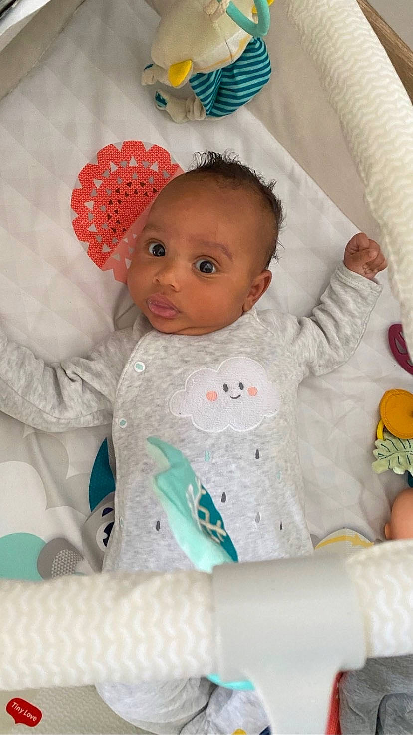 Maël participe au concours pour gagner de l'argent avec cette photo : baby, baby_products, baby_safety, baby_sleeping, baby_toddler_clothing, baby_toys, cap, cheek, child, comfort, fun, linens, person, pink, play, product, room, skin, textile, toddler