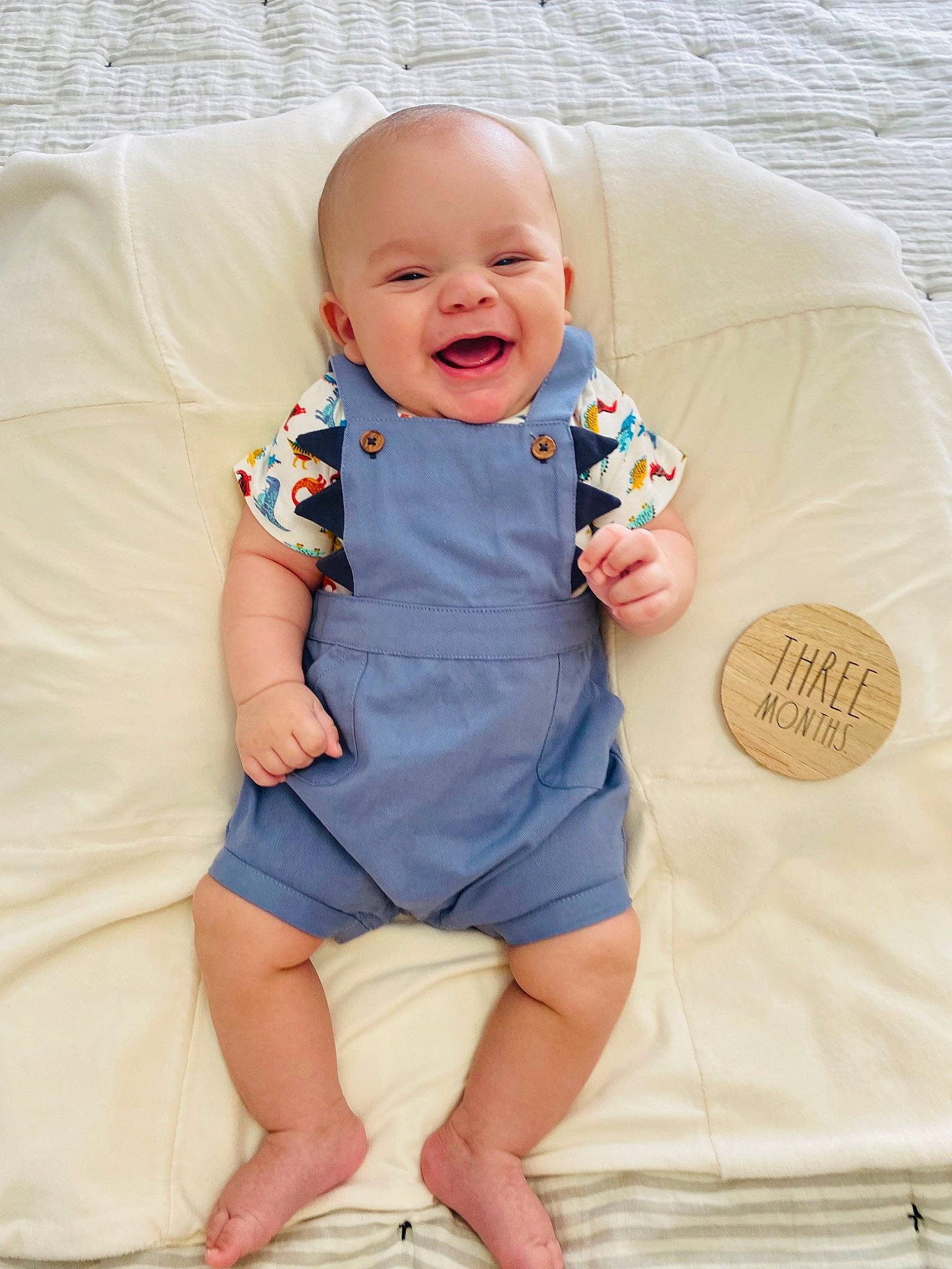 Memphis is registered to the contest to win money with this photo: baby, baby_toddler_clothing, child, comfort, electric_blue, eye, face, facial_expression, finger, fun, happy, head, orange, pattern, person, sitting, skin, sleeve, smile, t_shirt