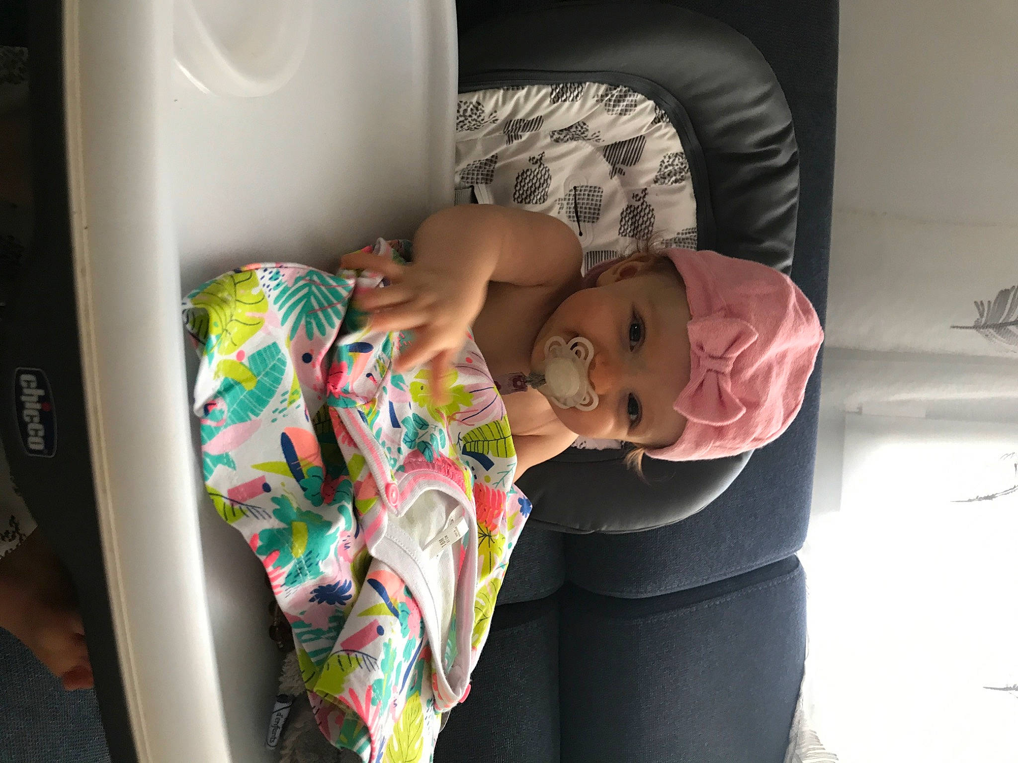 Anna participe au concours pour gagner de l'argent avec cette photo : baby, baby_toddler_clothing, child, comfort, finger, foot, fun, glasses, hat, headwear, human_body, human_leg, knee, linens, pattern, person, room, sitting, textile, thigh