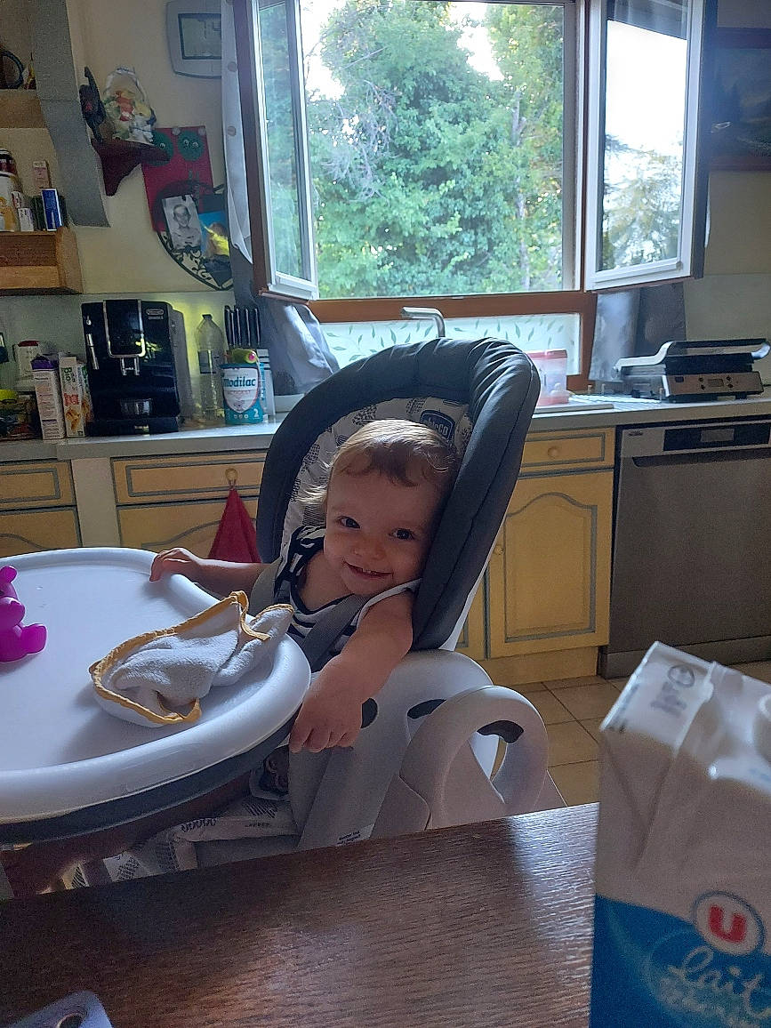 Anna participe au concours pour gagner de l'argent avec cette photo : audio_equipment, automotive_design, baby, carton, comfort, flooring, fun, home, home_appliance, joy, kitchen, packaging_and_labeling, person, plate, room, shipping_box, sitting, table, tableware, toddler