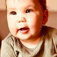 Lilou a rejoint le concours — aidez-le/la à gagner de superbes lots ! baby, child, infant, face, portrait, smile, cute, hair, eyes, clothing, green, ribbed, close_up, indoors, soft_light, young, skin, expression, person, head