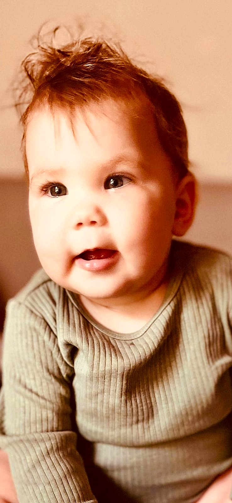 Lilou a rejoint le concours — aidez-le/la à gagner de superbes lots ! baby, child, infant, face, portrait, smile, cute, hair, eyes, clothing, green, ribbed, close_up, indoors, soft_light, young, skin, expression, person, head