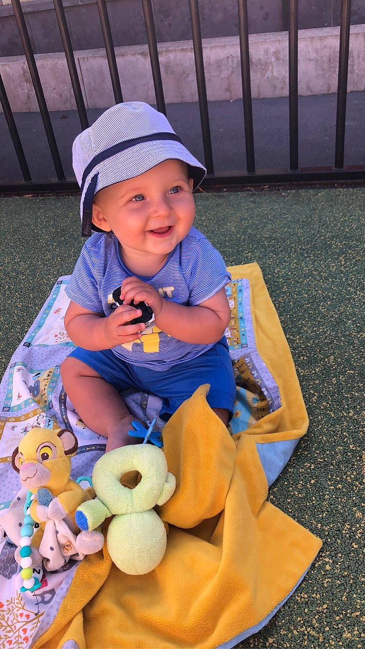 Zakary a rejoint le concours — aidez-le/la à gagner de superbes lots ! baby, child, headwear, joy, person, play, sitting, toddler