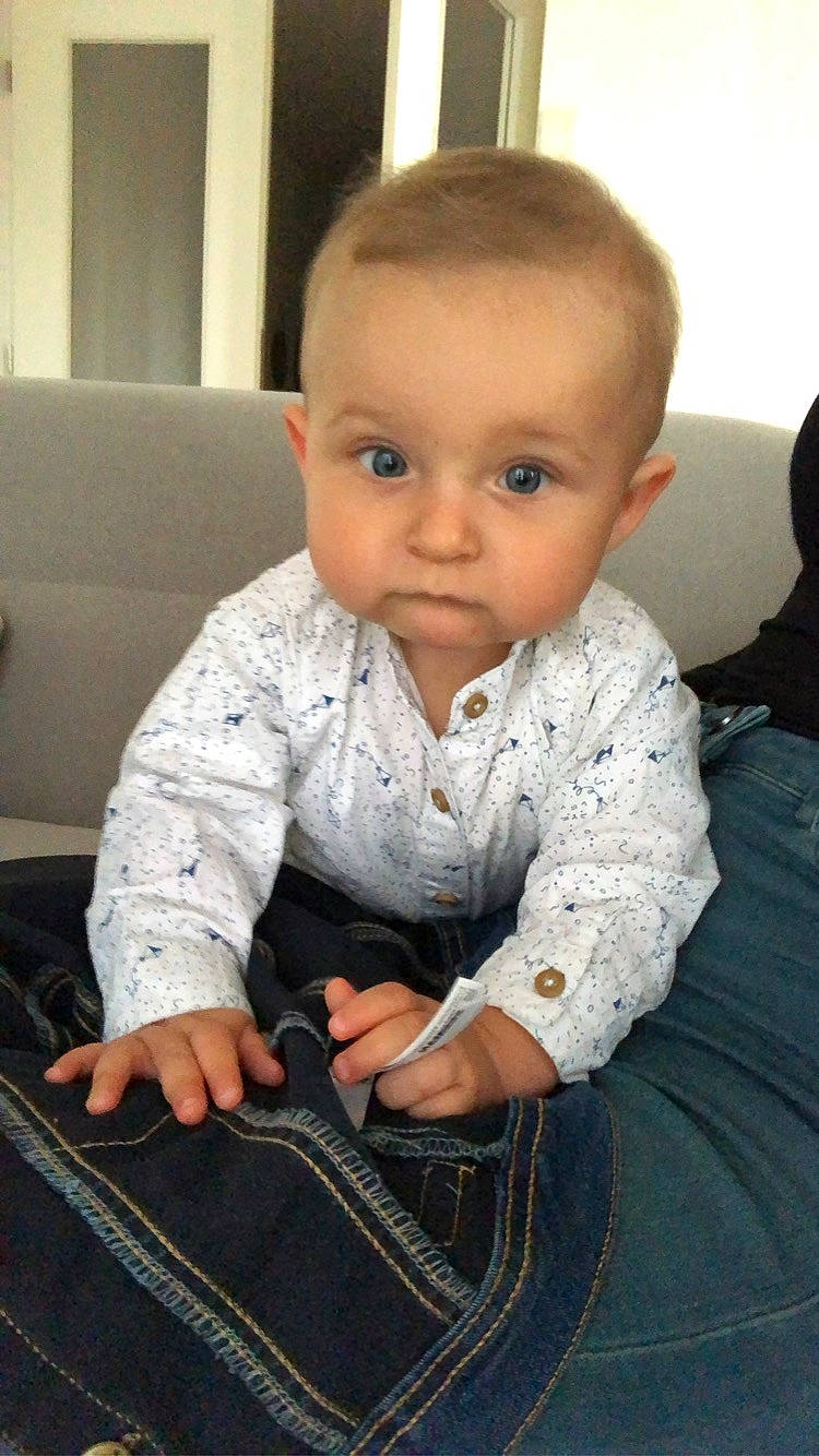 Zakary participe au concours pour gagner de l'argent avec cette photo : arm, baby, cheek, child, chin, finger, forehead, nose, person, sitting, skin, smile, toddler