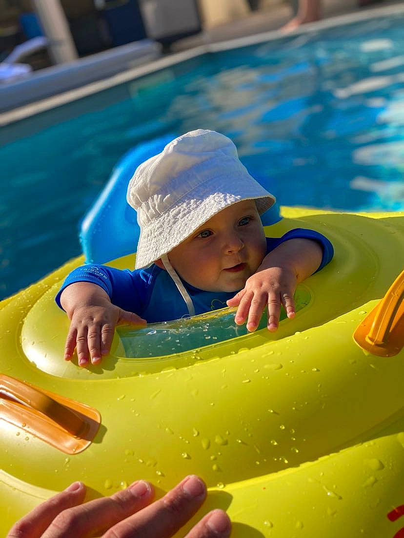 Zakary a rejoint le concours — aidez-le/la à gagner de superbes lots ! baby, baby_products, child, fun, games, headwear, leisure, person, play, product, recreation, smile, summer, swimming, toddler, vacation, vehicle, water, yellow