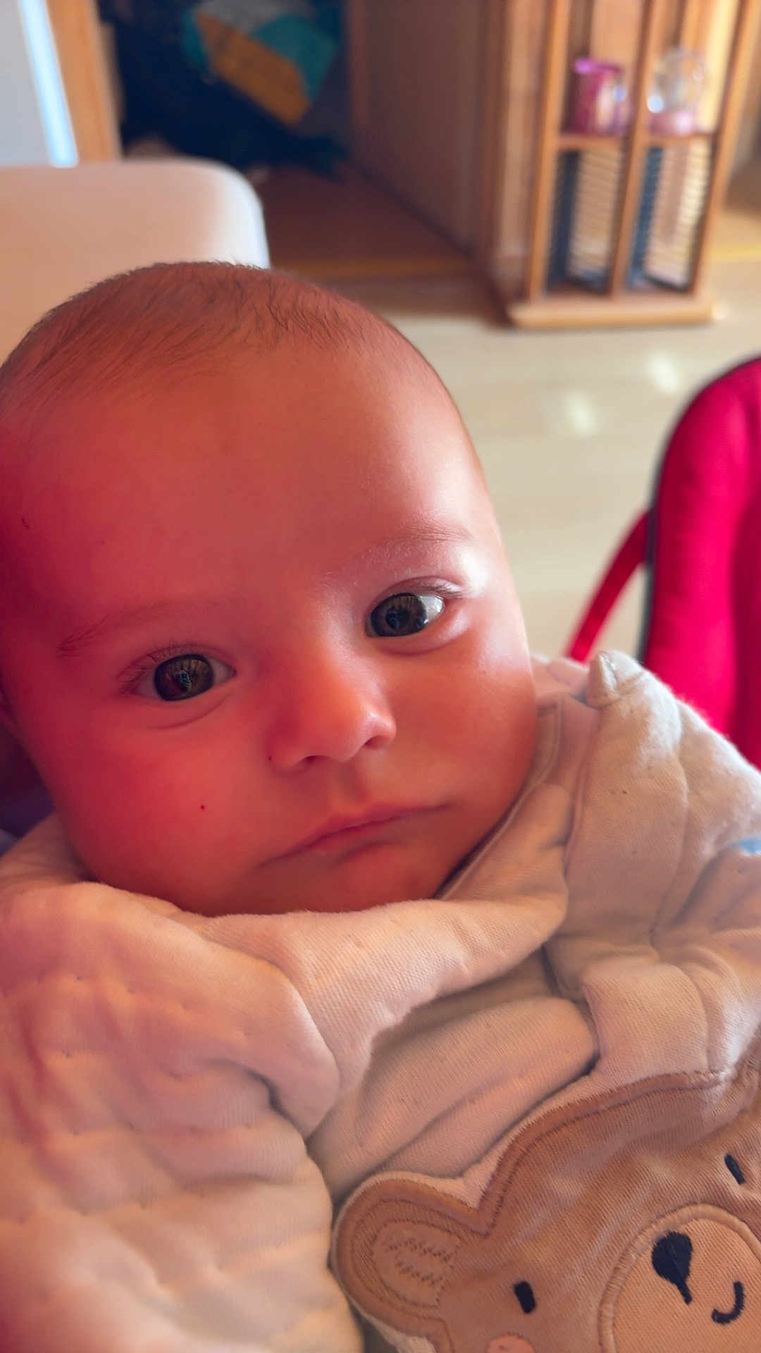 Kaïden a rejoint le concours — aidez-le/la à gagner de superbes lots ! baby, close_up, infant, face, eyes, blanket, clothing, cute, soft, indoors, portrait, child, warm, snug, adorable, expression, newborn, head, skin, young