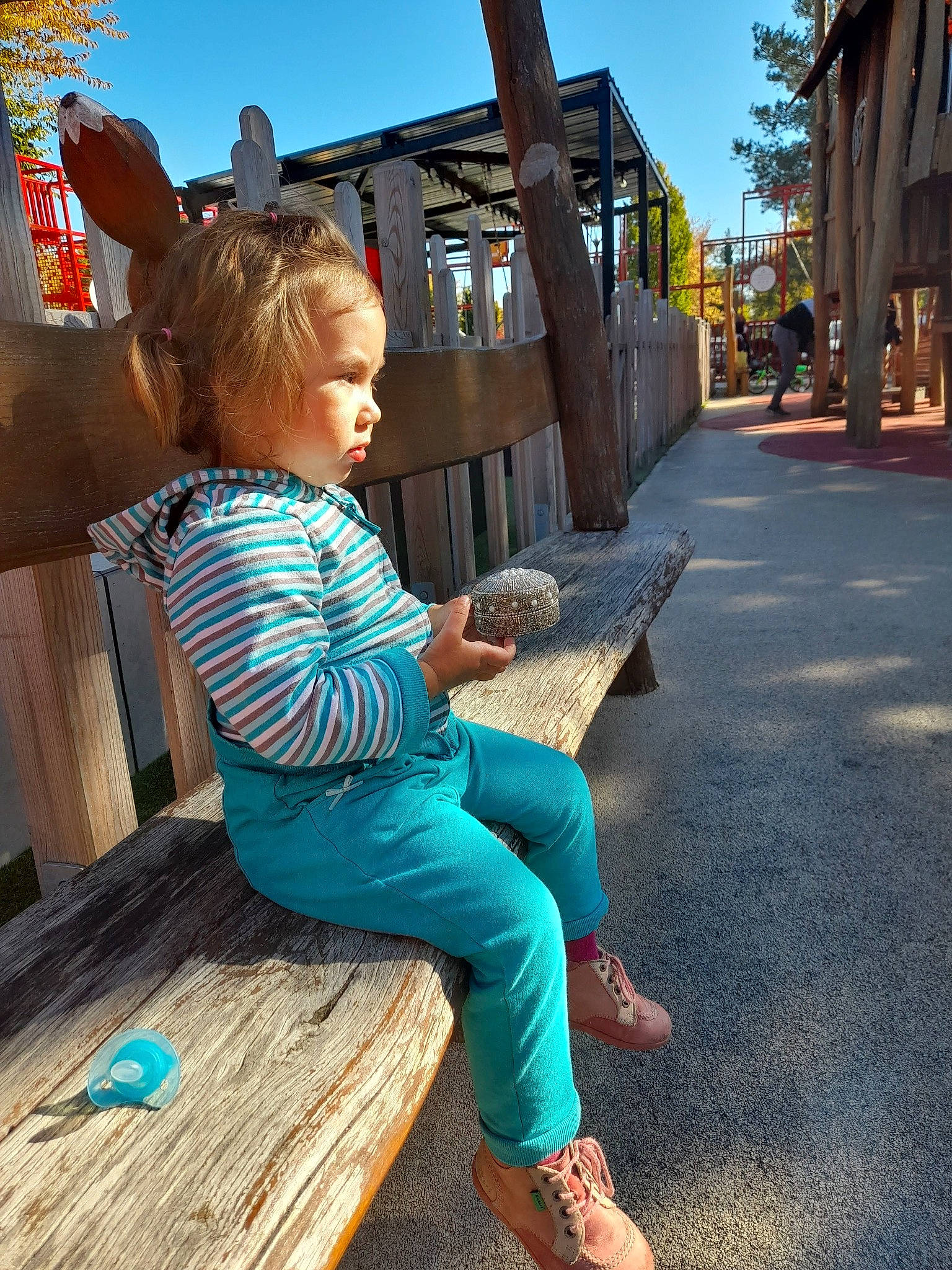 Julie participe au concours pour gagner de l'argent avec cette photo : asphalt, azure, fun, green, hairstyle, happy, leaf, leg, leisure, people, person, recreation, sandal, sidewalk, sky, summer, sunlight, toddler, travel, tree