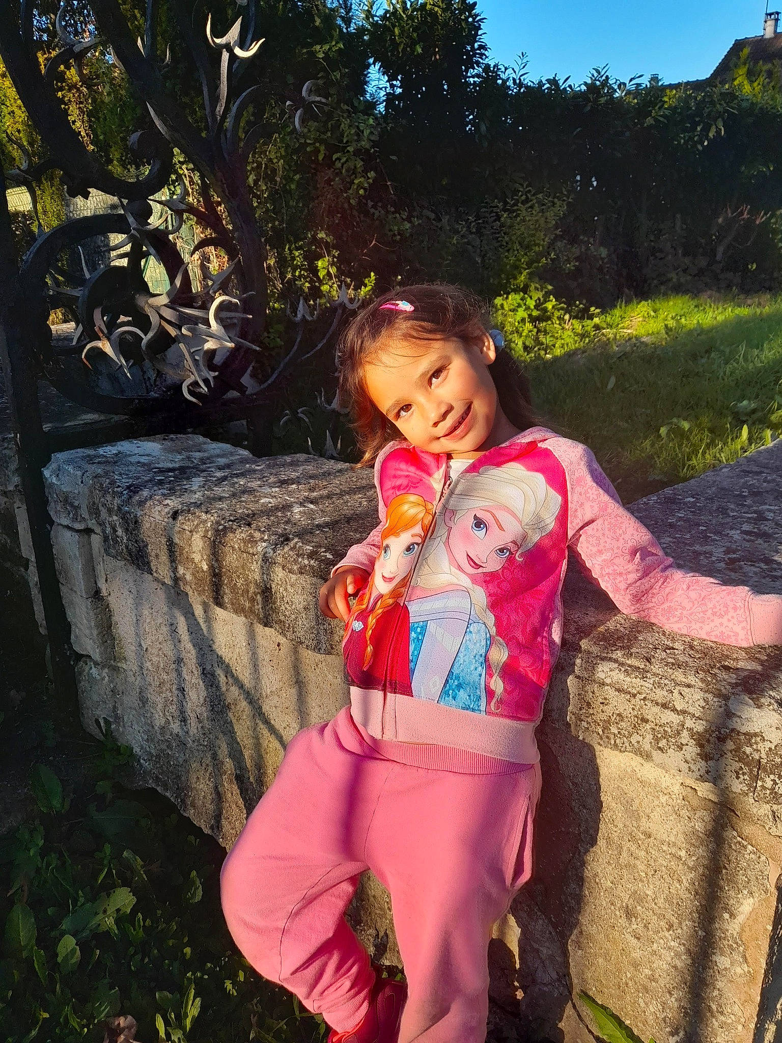 Louanne participe au concours pour gagner de l'argent avec cette photo : beauty, fawn, flash_photography, fun, grass, happy, joy, landscape, leaf, leisure, long_hair, magenta, nature, people, people_in_nature, person, plant, sunlight, tints_and_shades, toddler