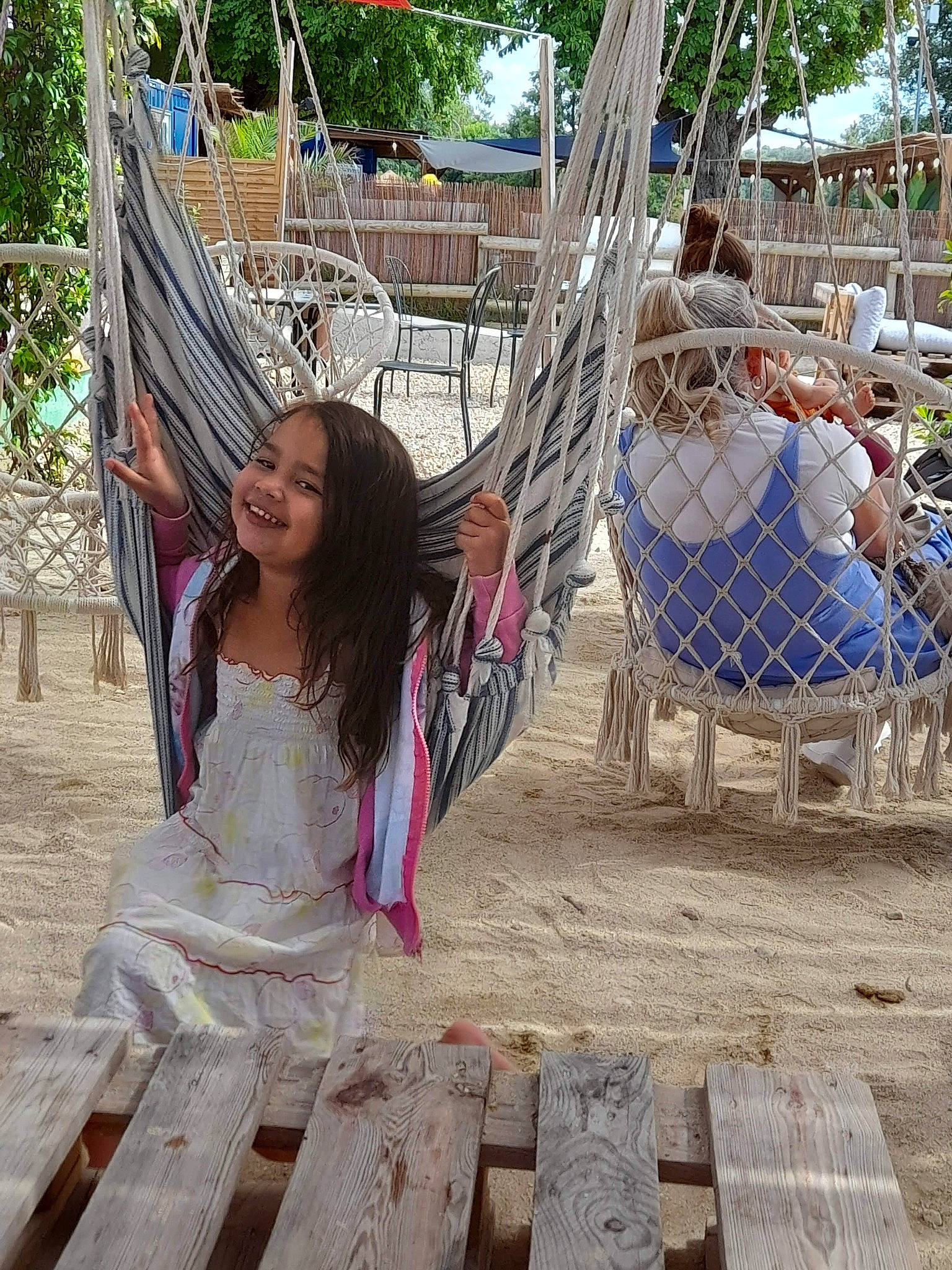 Louanne participe au concours pour gagner de l'argent avec cette photo : community, fun, happy, human, human_settlement, joy, leisure, magenta, mammal, net, people_in_nature, person, plant, public_space, recreation, smile, textile, tree, trunk, vertebrate