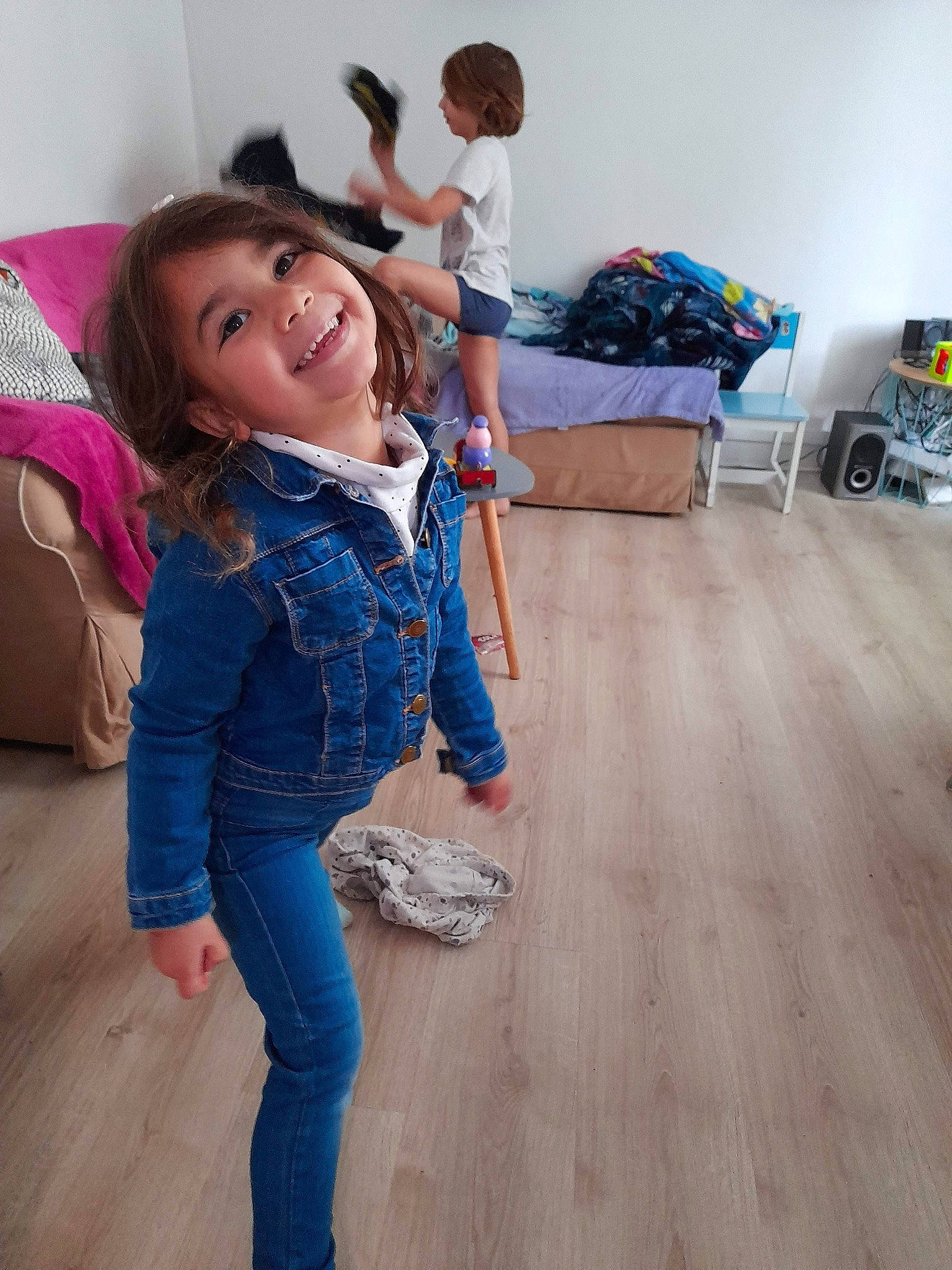 Louanne a rejoint le concours — aidez-le/la à gagner de superbes lots ! arm, barefoot, black_hair, denim, dress, fashion_design, floor, flooring, happy, human_body, jeans, joy, knee, person, skin, sleeve, smile, thigh, toddler, trunk
