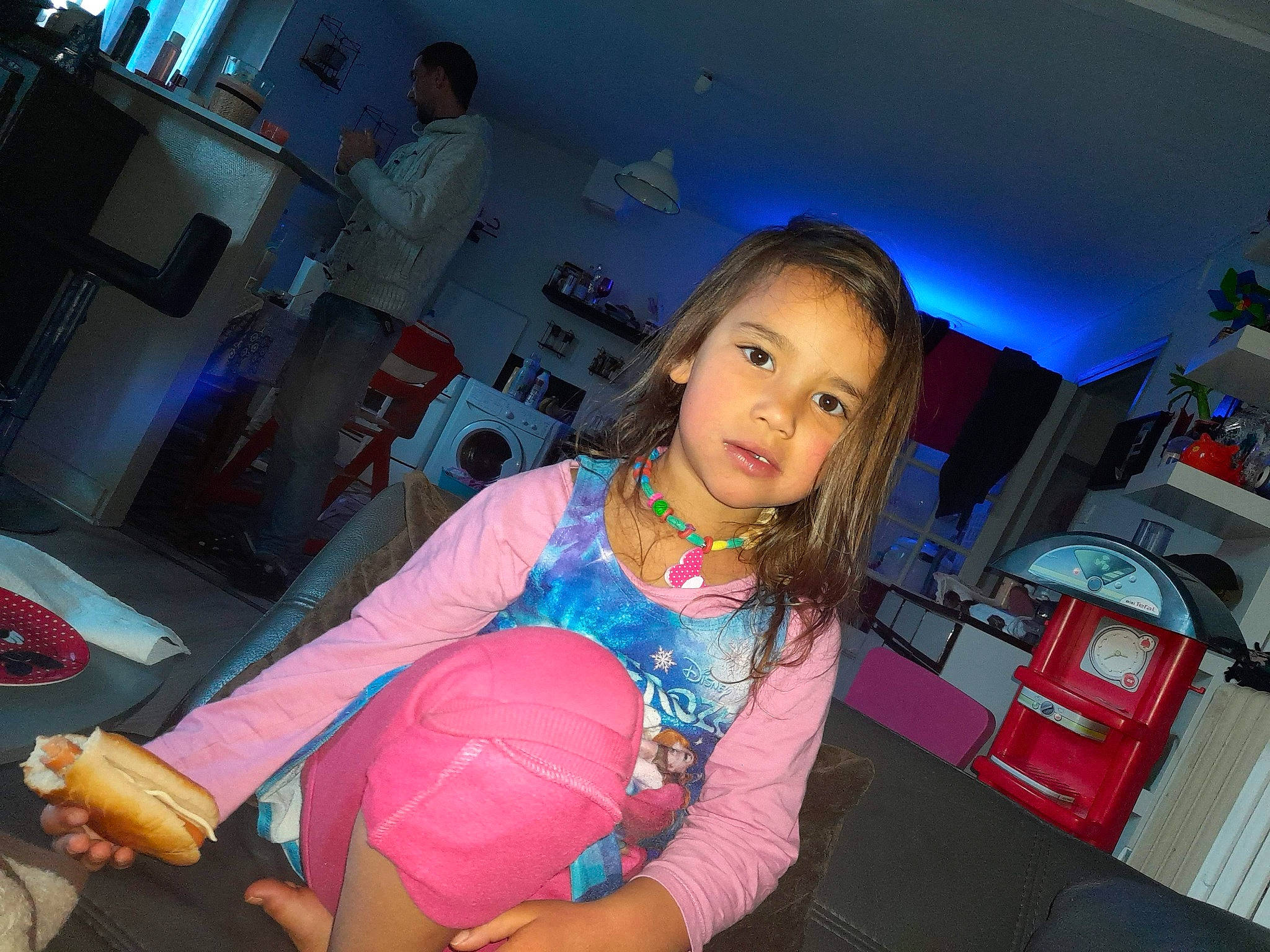 Louanne a rejoint le concours — aidez-le/la à gagner de superbes lots ! chair, design, electric_blue, event, flash_photography, fun, happy, human_leg, joint, lap, leisure, luggage_and_bags, magenta, mouth, person, photograph, room, snapshot, t_shirt, thigh