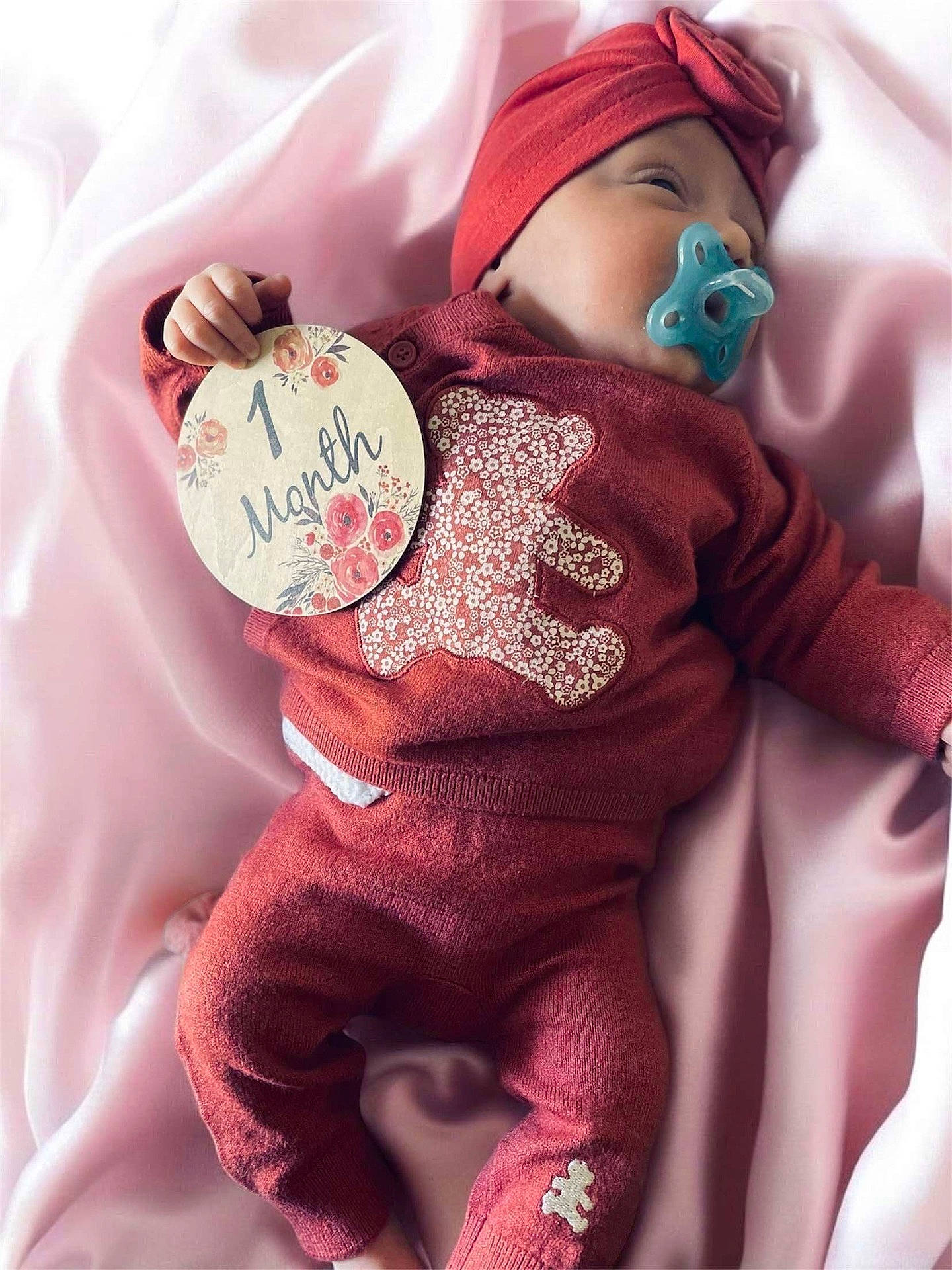 Myléna participe au concours pour gagner de l'argent avec cette photo : baby, blanket, clothing, face, hat, head, hockey, icehockey, icehockeypuck, newborn, person, photography, portrait, rink, skating, sleeping, sleeve, sport, toy, yawning