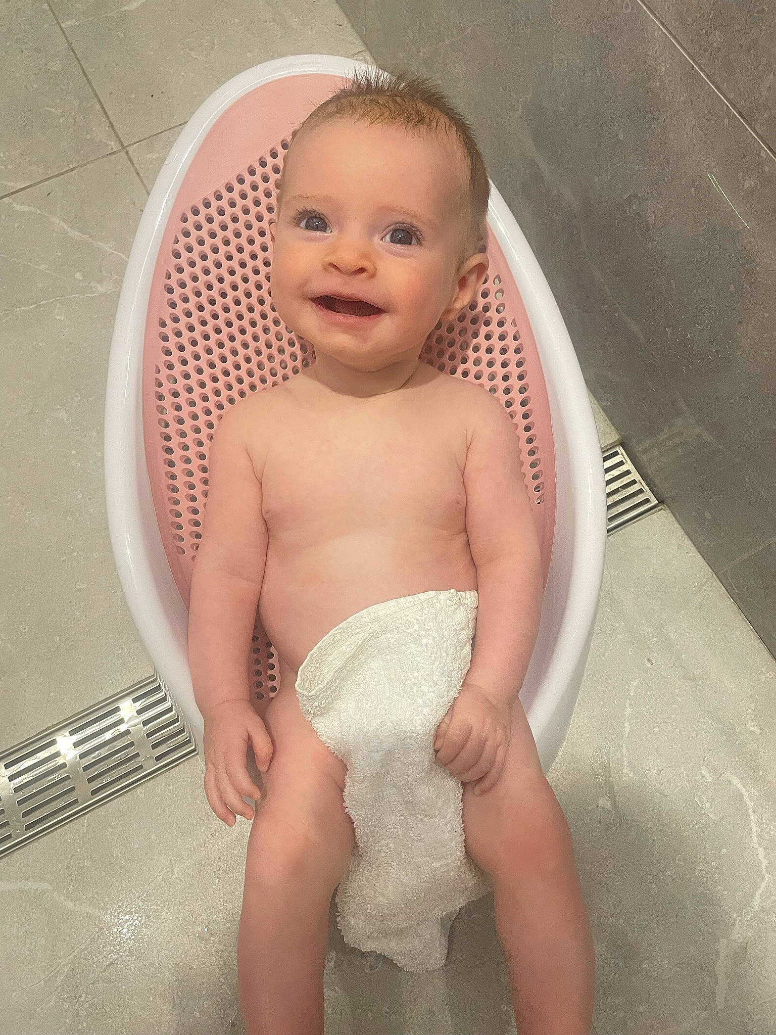 Willow is registered to the contest to win money with this photo: baby, baby_products, baby_safety, baby_toddler_clothing, bathing, chest, comfort, eye, face, hair, head, iris, joy, leg, person, plumbing_fixture, skin, smile, stomach, thigh