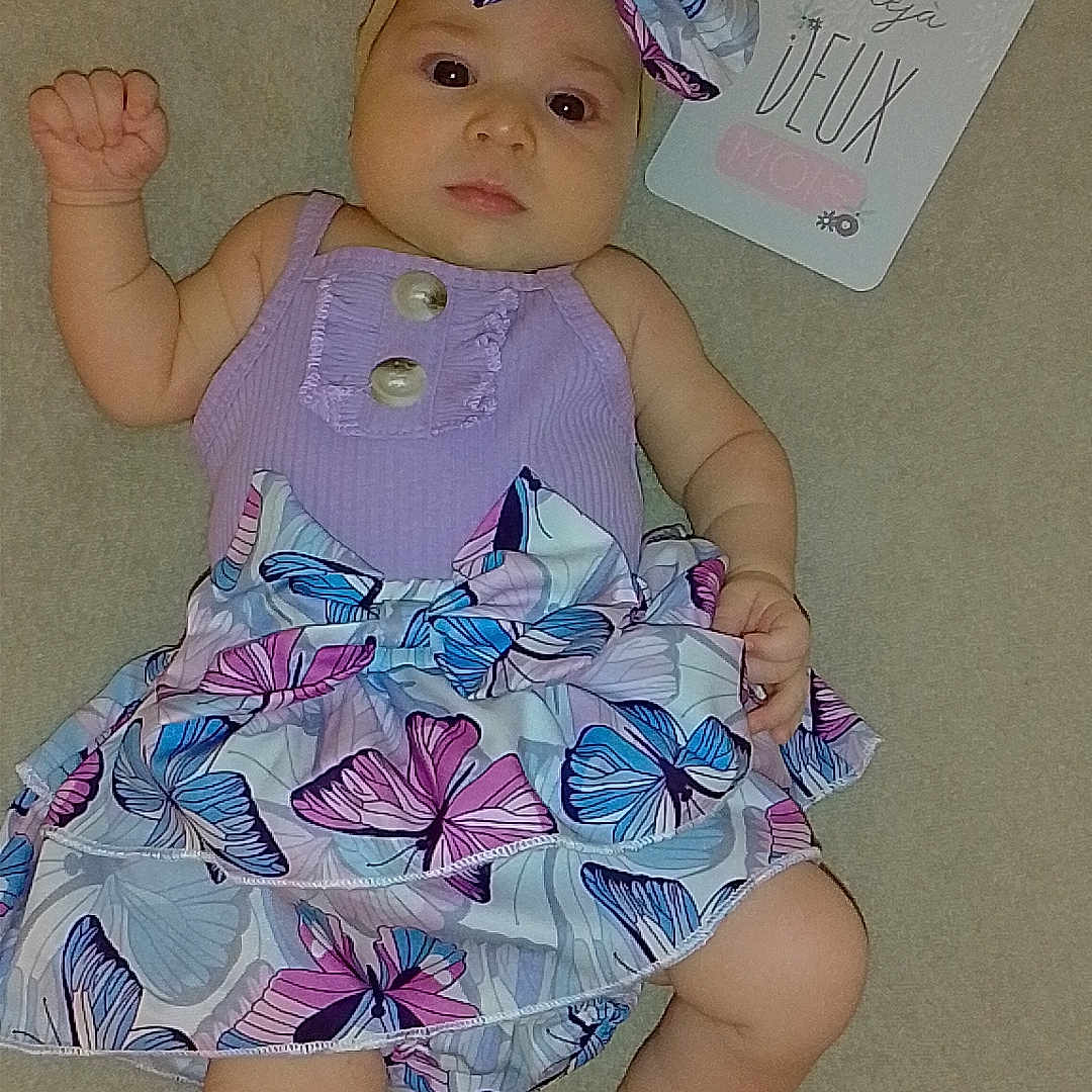 Asma a rejoint le concours — aidez-le/la à gagner de superbes lots ! baby, blanket, blue, butterfly_pattern, card, celebration, child, cute, dress, face, foot, hand, headband, indoors, infant, lying_down, pink, purple, skin, two_months