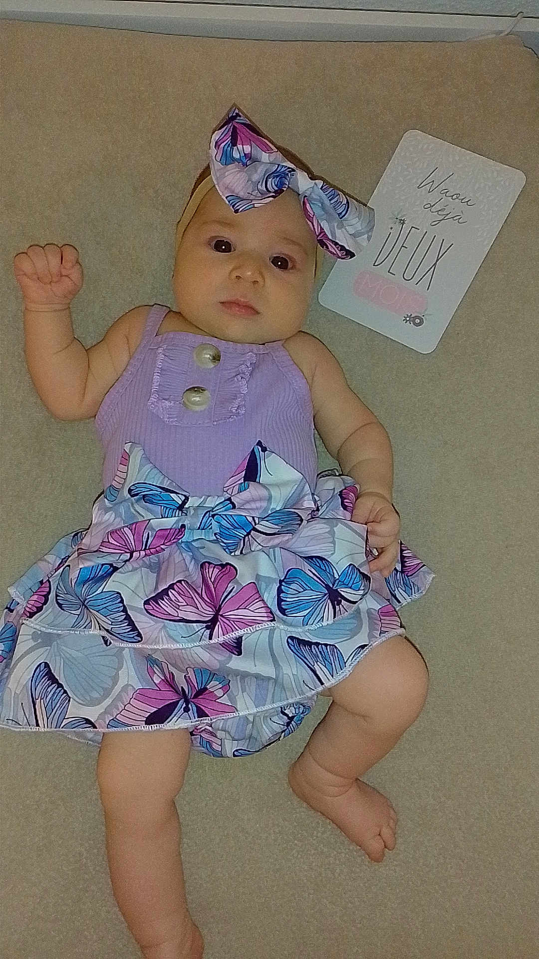 Asma a rejoint le concours — aidez-le/la à gagner de superbes lots ! baby, infant, child, dress, headband, butterfly_pattern, purple, blue, pink, skin, face, hand, foot, lying_down, card, celebration, two_months, cute, indoors, blanket