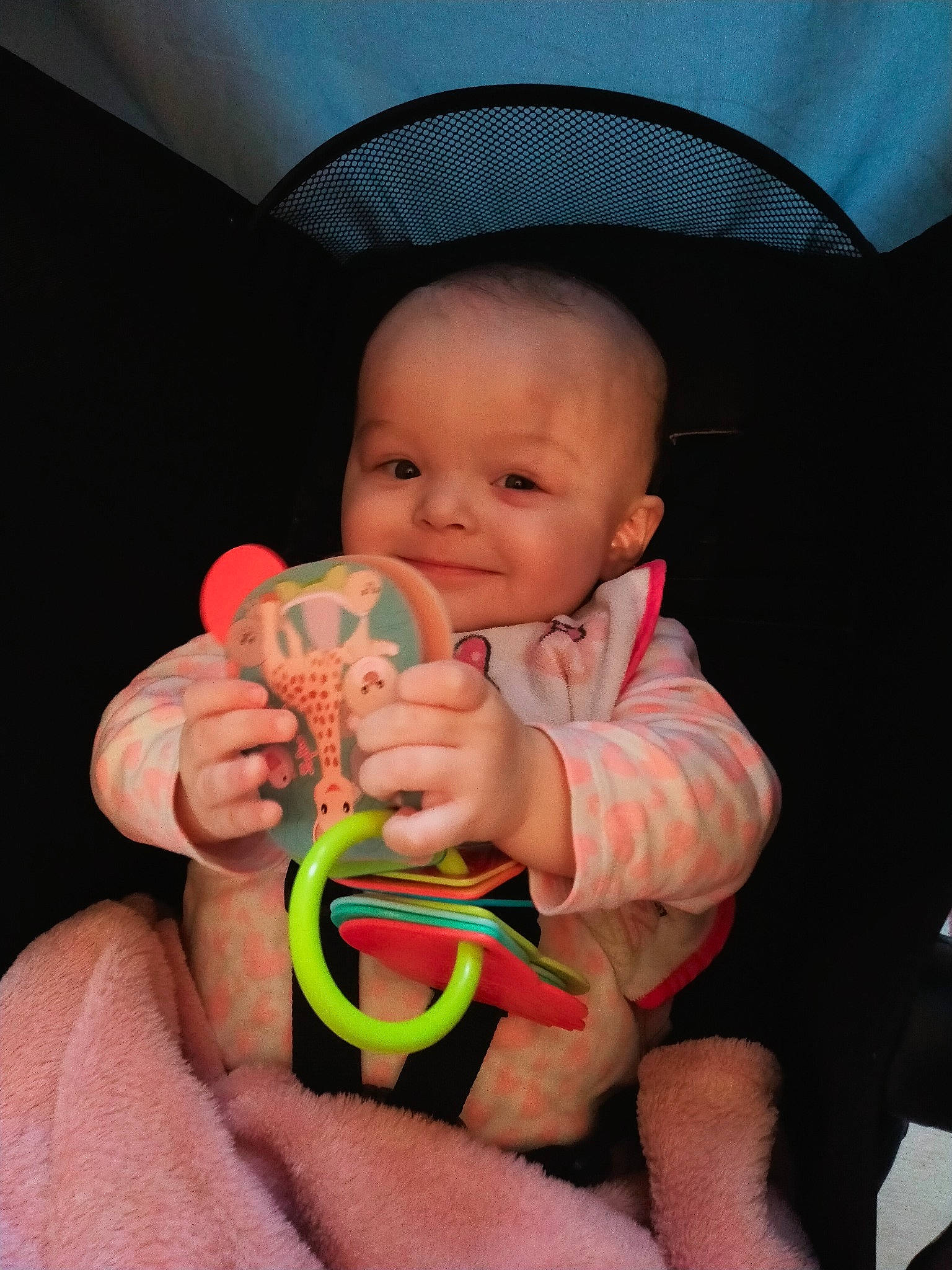 Nohlanna a rejoint le concours — aidez-le/la à gagner de superbes lots ! baby, baby_toys, child, finger, joy, mouth, person, play, skin, thumb, toddler