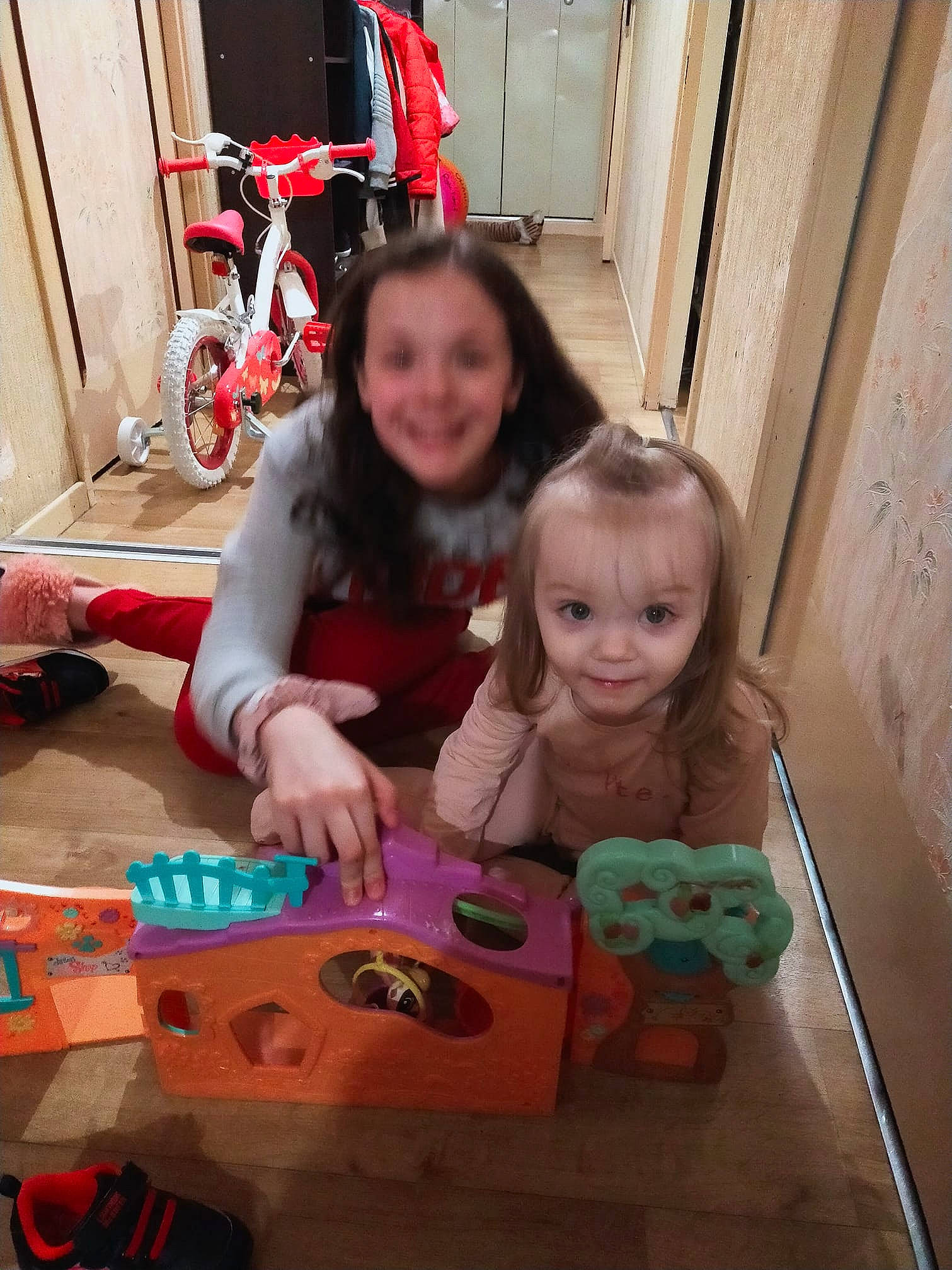 Lindsay participe au concours pour gagner de l'argent avec cette photo : blurred, child, joy, person, play, toddler