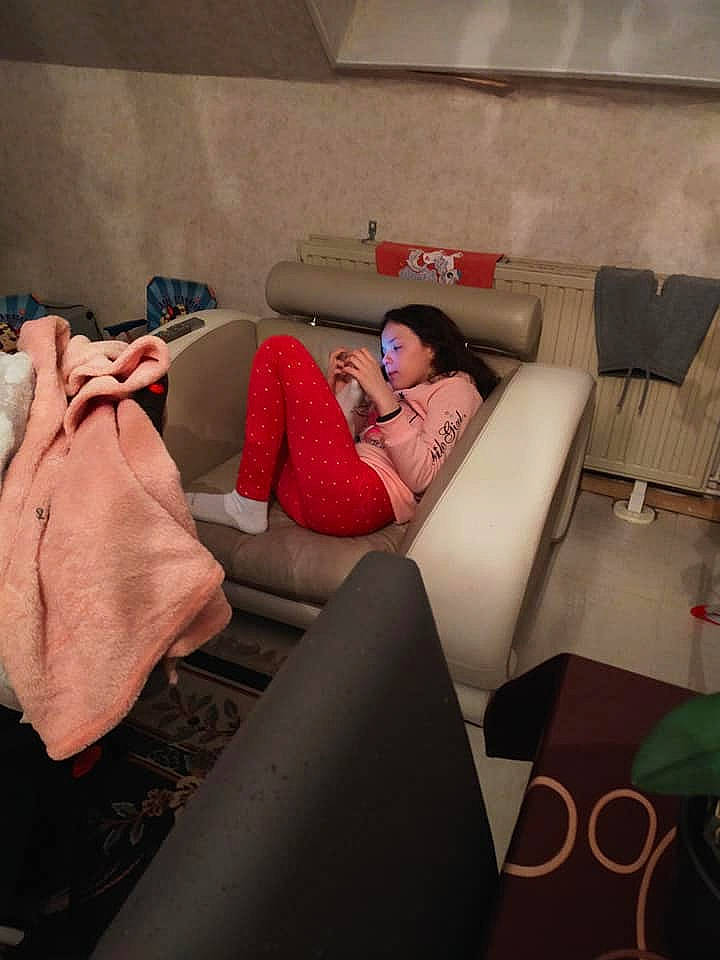 Lindsay a rejoint le concours — aidez-le/la à gagner de superbes lots ! birth, comfort, couch, flesh, furniture, leg, person, room, vacation