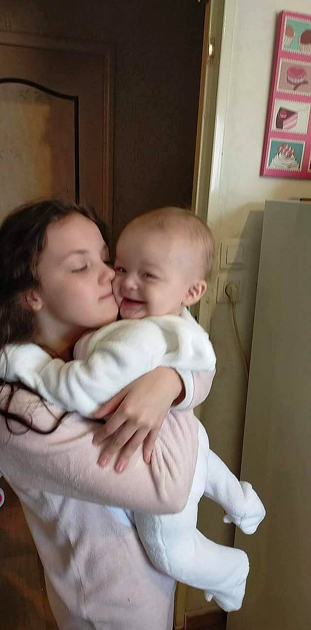 Lindsay a rejoint le concours — aidez-le/la à gagner de superbes lots ! baby, cheek, child, hug, interaction, person, skin, smile, toddler