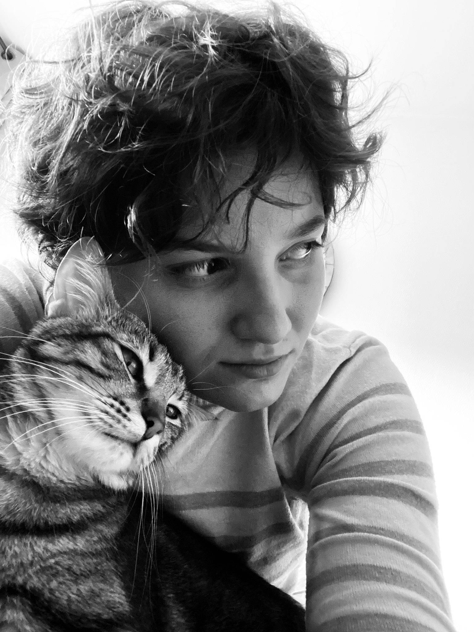 Tarzan participe au concours pour gagner de l'argent avec cette photo : black_and_white, carnivore, cat, child, domestic_short_haired_cat, eye, eyelash, felidae, flash_photography, fur, gesture, happy, iris, monochrome, monochrome_photography, sitting, small_to_medium_sized_cats, smile, style, whiskers