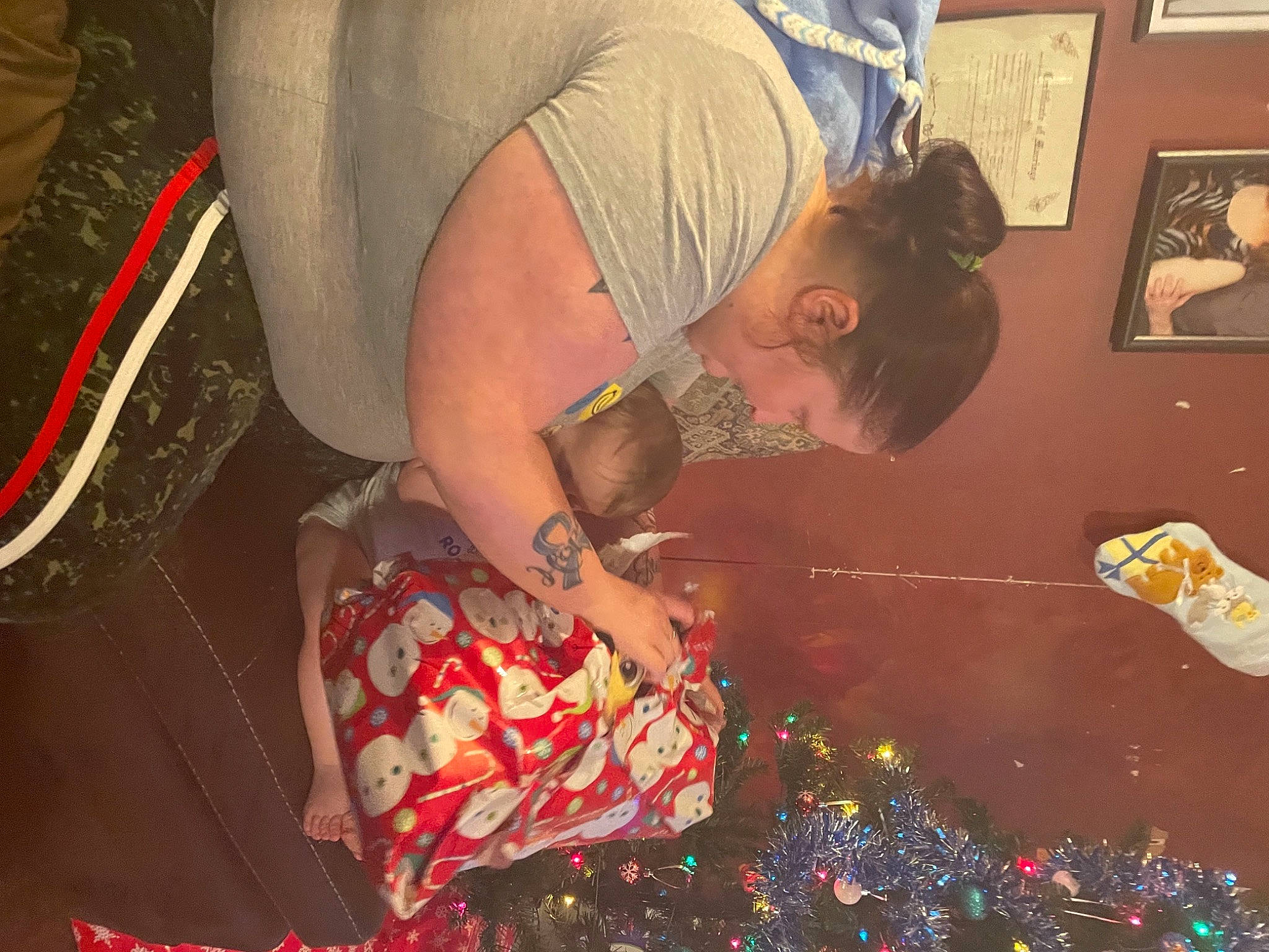 Donald is registered to the contest to win money with this photo: carmine, child, confetti, elbow, event, flesh, fun, happy, holiday, human_leg, jewellery, party_supply, pattern, person, picture_frame, ritual, room, textile, thigh, tradition