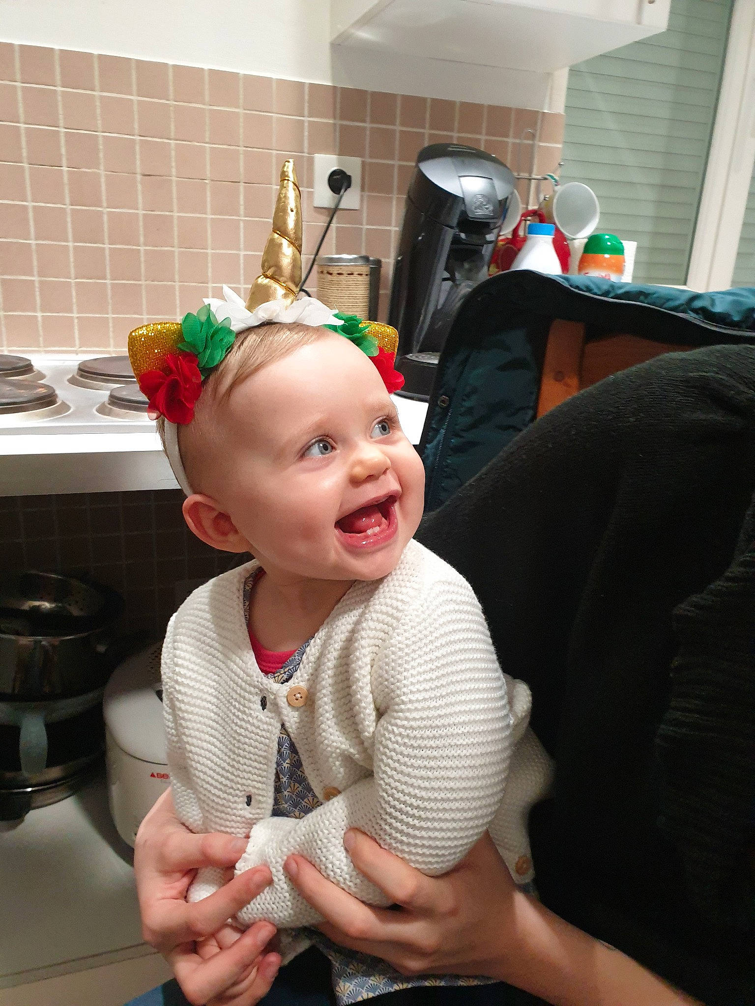 Mëlyne a rejoint le concours — aidez-le/la à gagner de superbes lots ! baby, child, ear, fashion_accessory, hair_accessory, headband, headgear, headwear, person, room, toddler