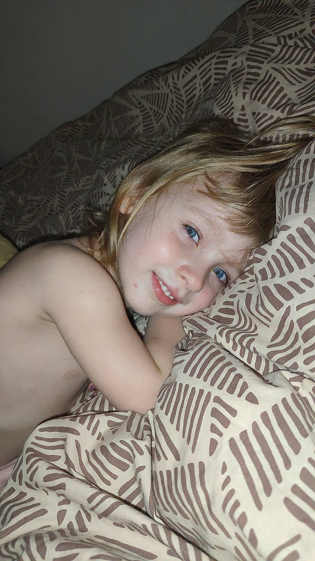 Emma a rejoint le concours — aidez-le/la à gagner de superbes lots ! blond, comfort, eye, face, facial_expression, flash_photography, fun, grass, hair, hairstyle, happy, head, human, human_leg, iris, joy, long_hair, person, skin, smile