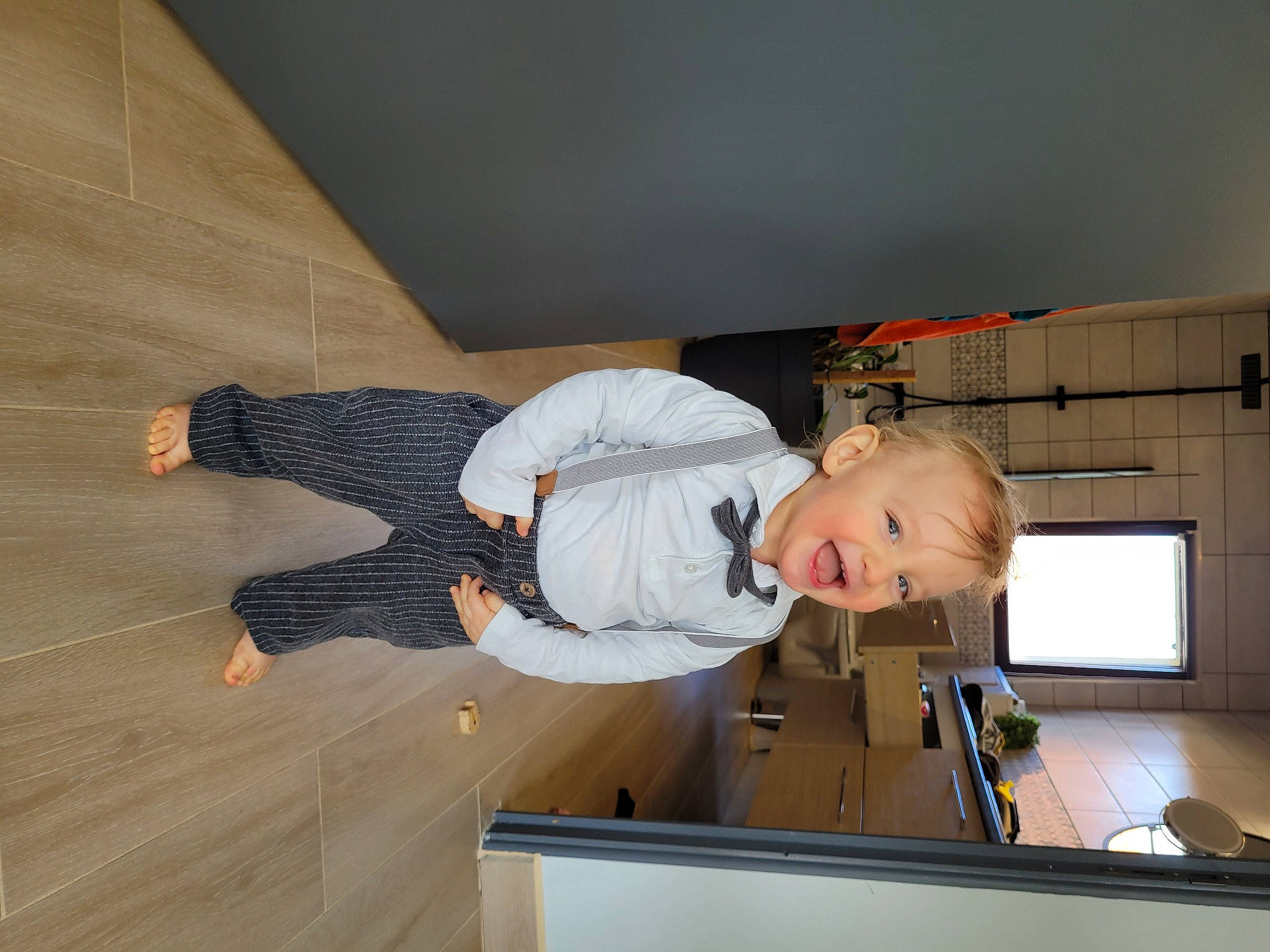 Connor a rejoint le concours — aidez-le/la à gagner de superbes lots ! cabinetry, ceiling, child, comfort, flooring, hardwood, home_appliance, knee, machine, person, room, toddler, wood, wood_flooring