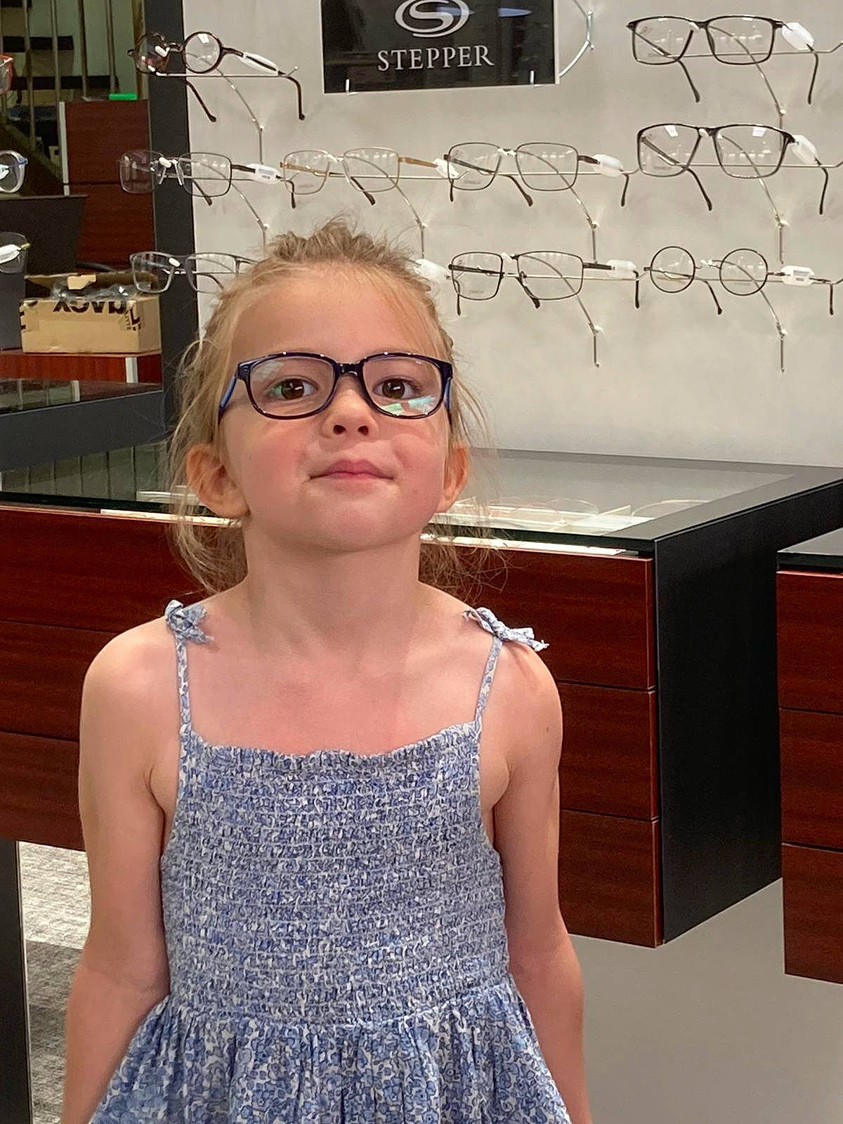 Julia a rejoint le concours — aidez-le/la à gagner de superbes lots ! child, chin, day_dress, design, embellishment, eyewear, fashion_design, fun, glasses, goggles, happy, head, organ, pattern, person, photograph, room, skin, vision_care, white