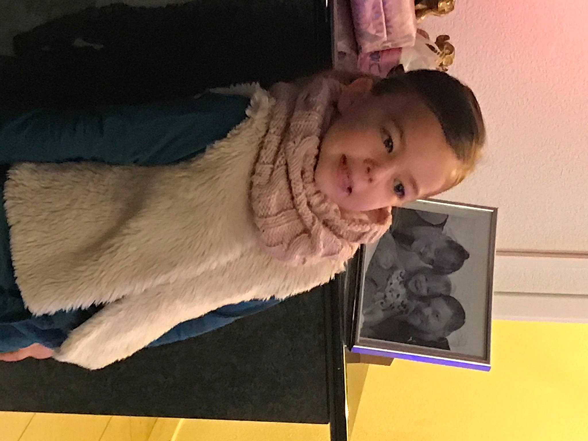 Julia participe au concours pour gagner de l'argent avec cette photo : art, artist, child, dress, feather, fun, fur, fur_clothing, jewellery, joy, person, room, tail, visual_arts