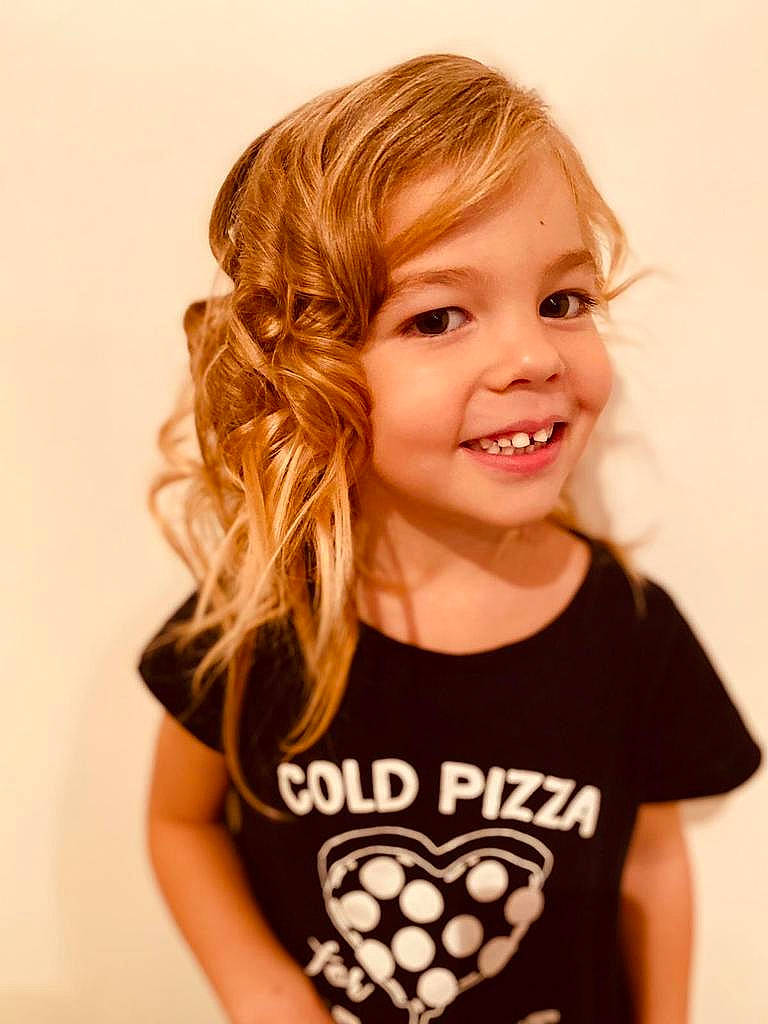 Julia a rejoint le concours — aidez-le/la à gagner de superbes lots ! arm, cheek, chin, eye, eyebrow, eyelash, face, gesture, hair, hairstyle, happy, iris, jaw, joy, lip, neck, nose, person, shoulder, skin