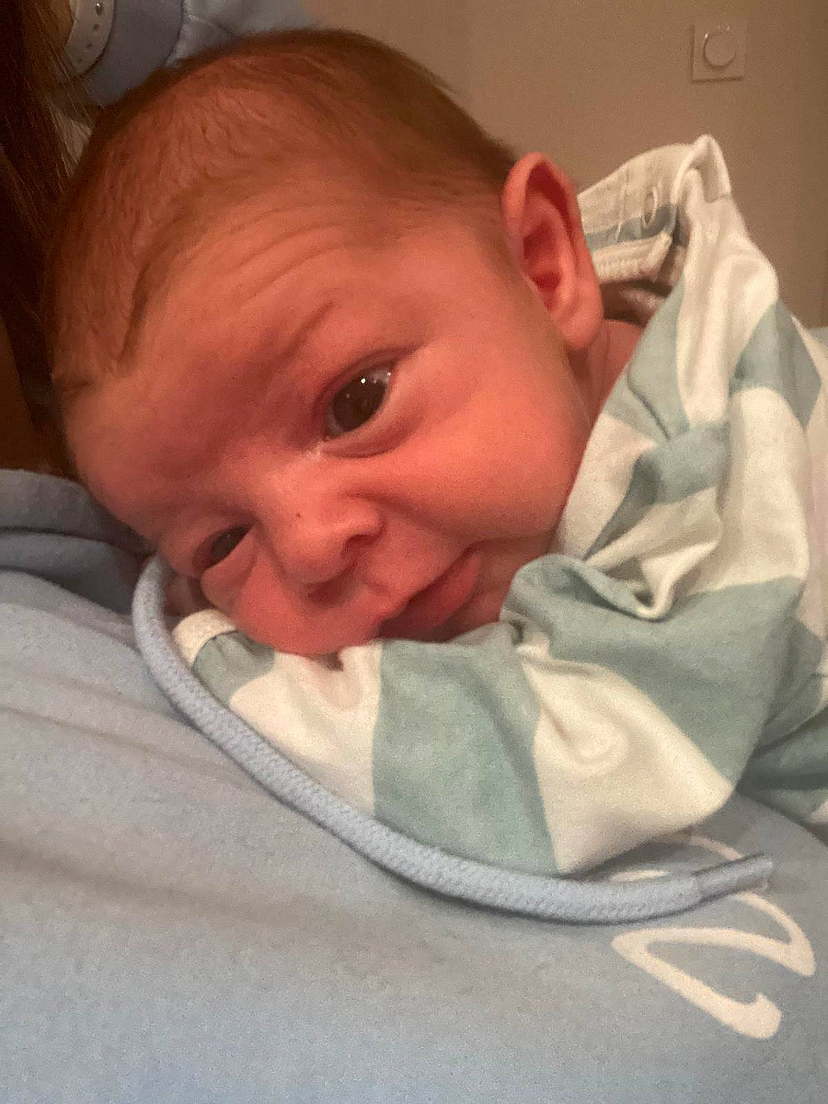 Loukas participe au concours pour gagner de l'argent avec cette photo : baby, baby_products, baby_toddler_clothing, bedtime, cheek, child, chin, comfort, ear, eyebrow, iris, linens, mechanical_fan, mouth, nose, person, skin, smile, textile, thumb