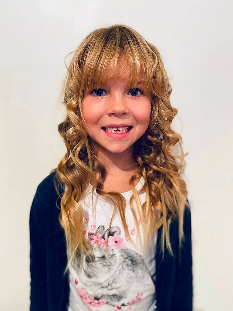 Mélanie participe au concours pour gagner de l'argent avec cette photo : arm, bangs, cheek, clothing, eye, eyebrow, eyelash, face, facial_expression, gesture, happy, human_body, iris, joy, layered_hair, neck, outerwear, person, sleeve, smile