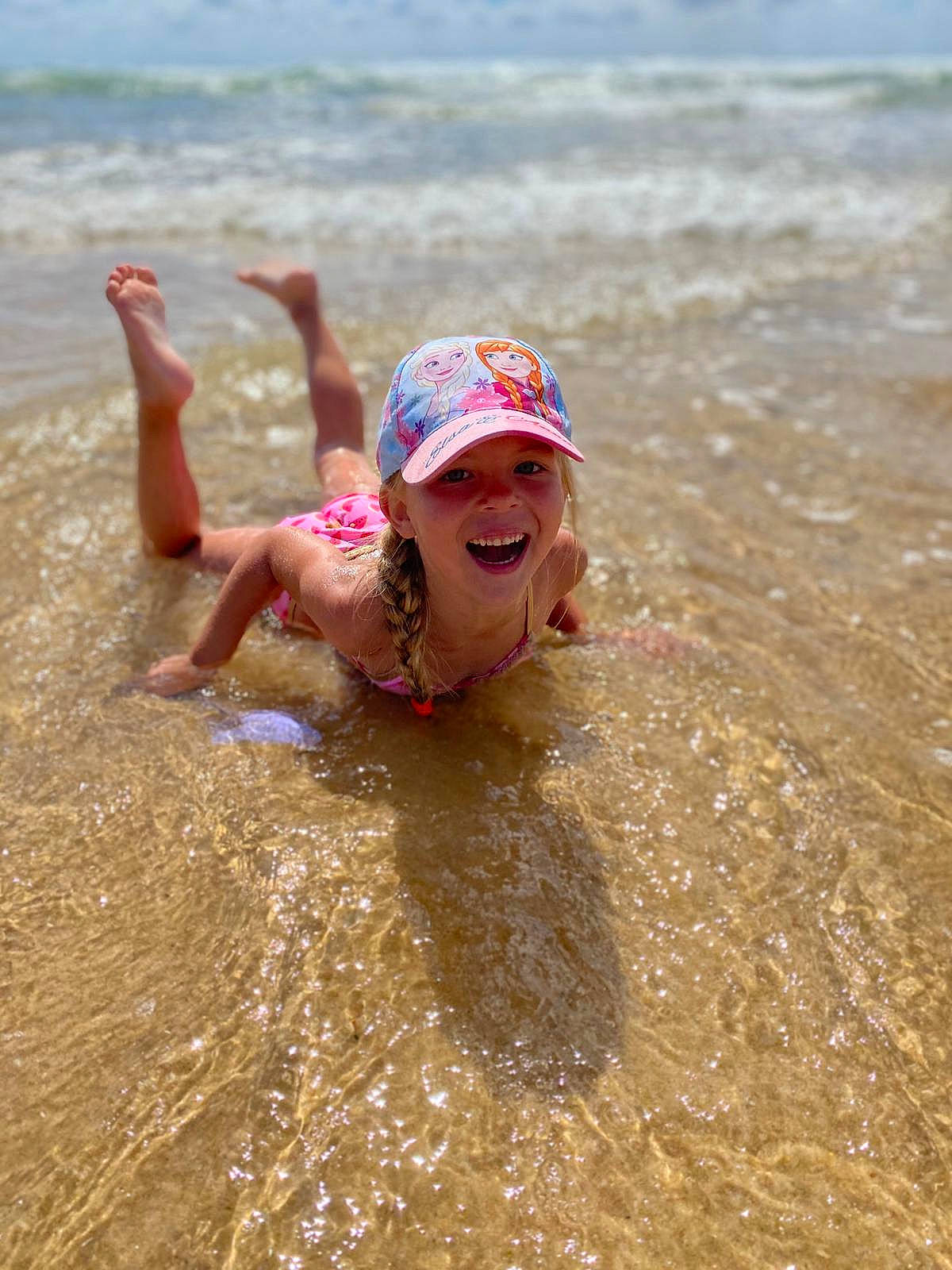 Mélanie participe au concours pour gagner de l'argent avec cette photo : beach, child, coast, fun, happy, hat, headgear, headwear, joy, leisure, ocean, people_in_nature, people_on_beach, person, play, recreation, sand, smile, soil, summer