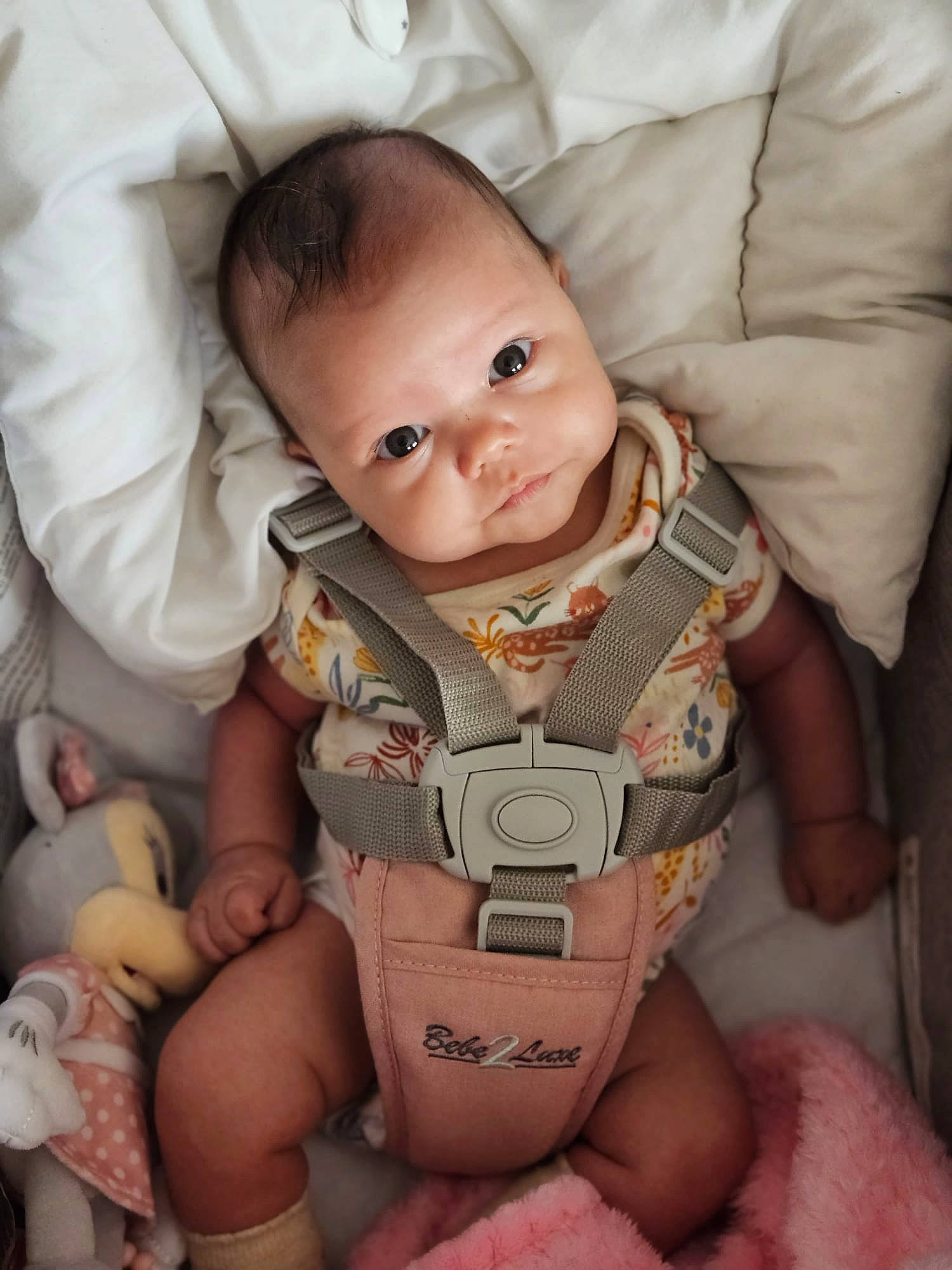 Noelyne a rejoint le concours — aidez-le/la à gagner de superbes lots ! abdomen, baby, baby_products, baby_toddler_clothing, cheek, chest, child, comfort, eye, human_body, human_leg, knee, neck, person, skin, sleeve, stomach, thigh, thumb, toddler