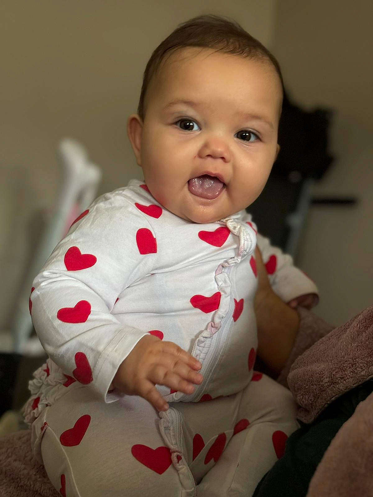 Noelyne participe au concours pour gagner de l'argent avec cette photo : baby, baby_toddler_clothing, carmine, cheek, child, collar, comfort, happy, head, no_expression, one_piece_garment, pattern, person, portrait_photography, sitting, sleeve, toddler