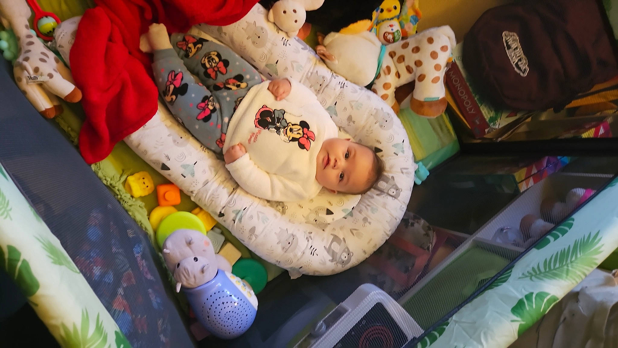 Noelyne a rejoint le concours — aidez-le/la à gagner de superbes lots ! baby, baby_products, baby_toddler_clothing, baby_toys, child, comfort, couch, event, fun, happy, lap, leisure, linens, person, play, room, sitting, smile, stuffed_toy, textile