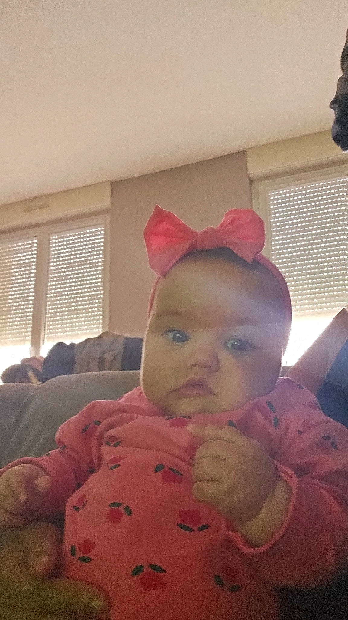 Noelyne a rejoint le concours — aidez-le/la à gagner de superbes lots ! baby, baby_toddler_clothing, cap, cheek, child, comfort, couch, eye, flooring, happy, head, human_body, linens, person, room, sitting, skin, thumb, toddler, window