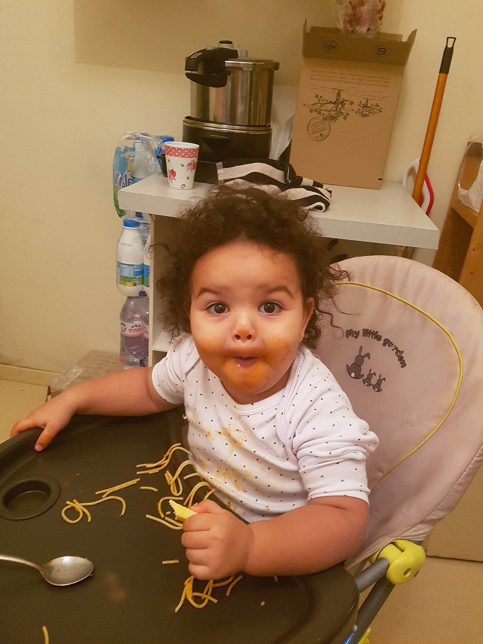 Ambre a rejoint le concours — aidez-le/la à gagner de superbes lots ! baby, cheek, child, person, play, surprise, toddler