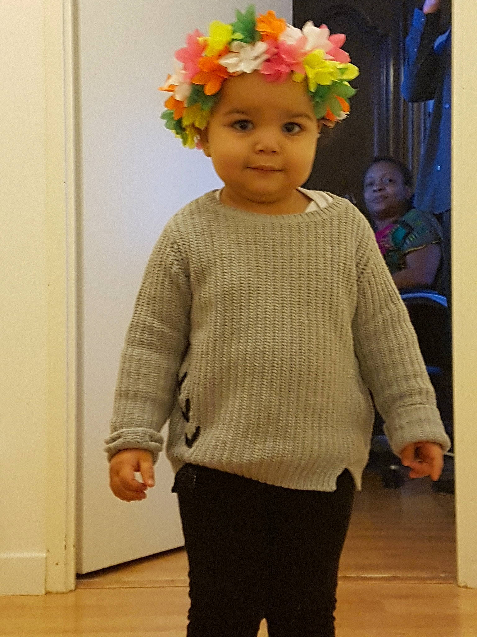 Ambre a rejoint le concours — aidez-le/la à gagner de superbes lots ! child, child_model, clothing, headgear, person, sleeve, standing, sweater, t_shirt, textile, toddler, top, wool, yellow