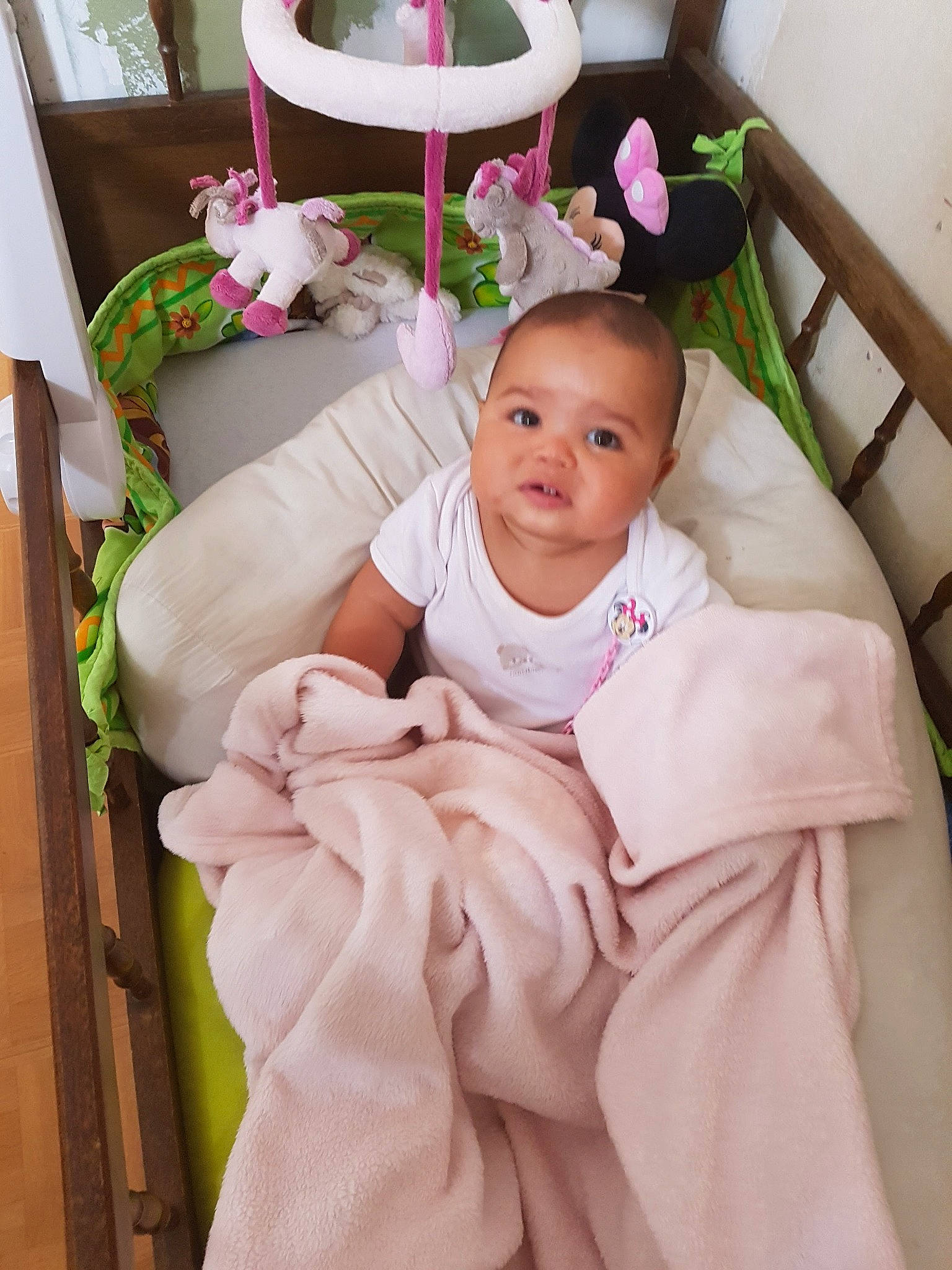 Ambre participe au concours pour gagner de l'argent avec cette photo : baby, baby_products, baby_safety, child, furniture, infant_bed, person, pink, product, skin, smile, toddler