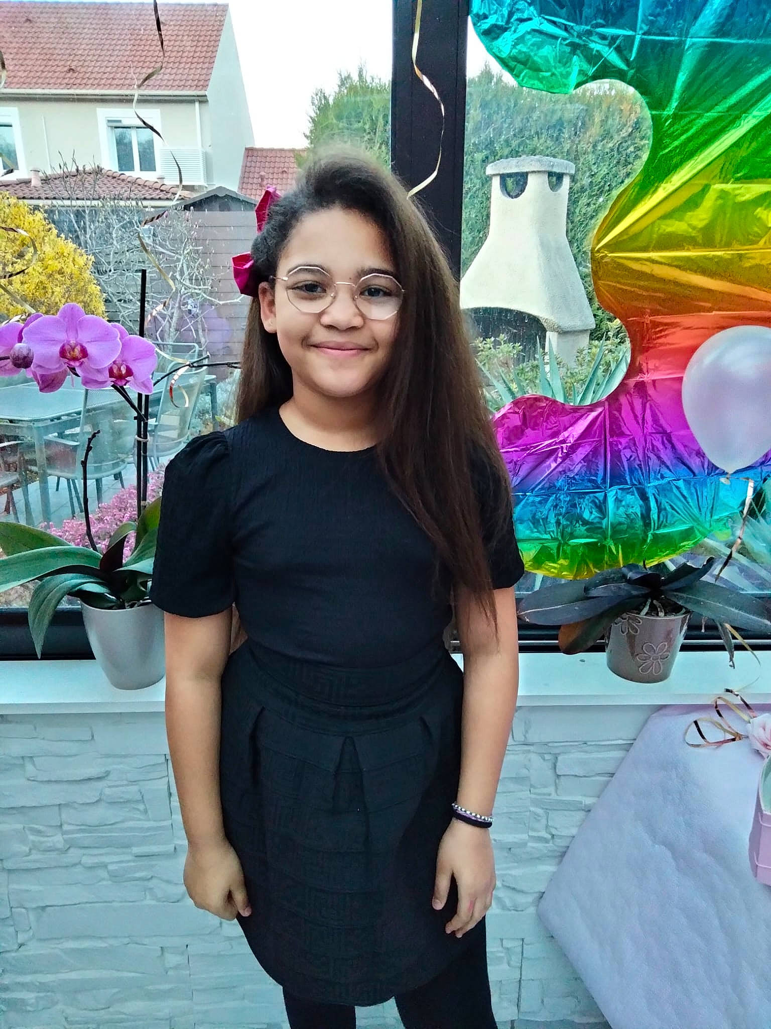 Emma a rejoint le concours — aidez-le/la à gagner de superbes lots ! art, beauty, black_hair, cool, eyewear, fashion, hairstyle, happy, joy, leisure, magenta, person, pink, plant, purple, sleeve, smile, style, t_shirt, textile