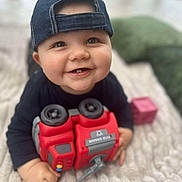Lenny a rejoint le concours — aidez-le/la à gagner de superbes lots ! accessories, baby, baseballcap, cap, clothing, coat, device, face, happy, hat, head, jacket, pants, person, photography, portrait, powerdrill, smile, strap, tool