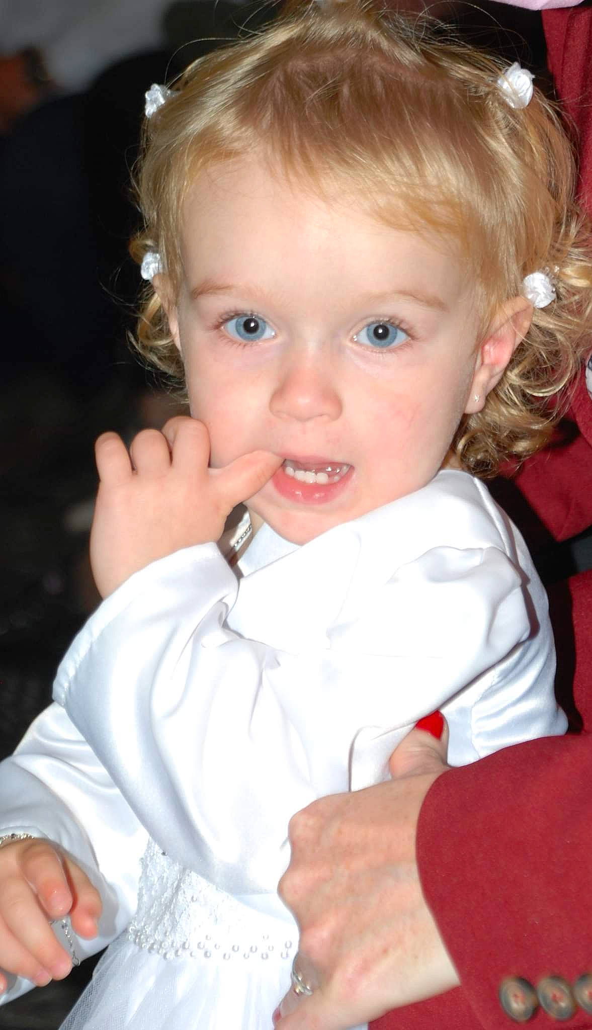 Luna a rejoint le concours — aidez-le/la à gagner de superbes lots ! baby_toddler_clothing, cheek, chin, ear, eye, eyebrow, eyelash, finger, gesture, hair, hairstyle, hand, happy, head, iris, lip, mouth, nose, person, skin