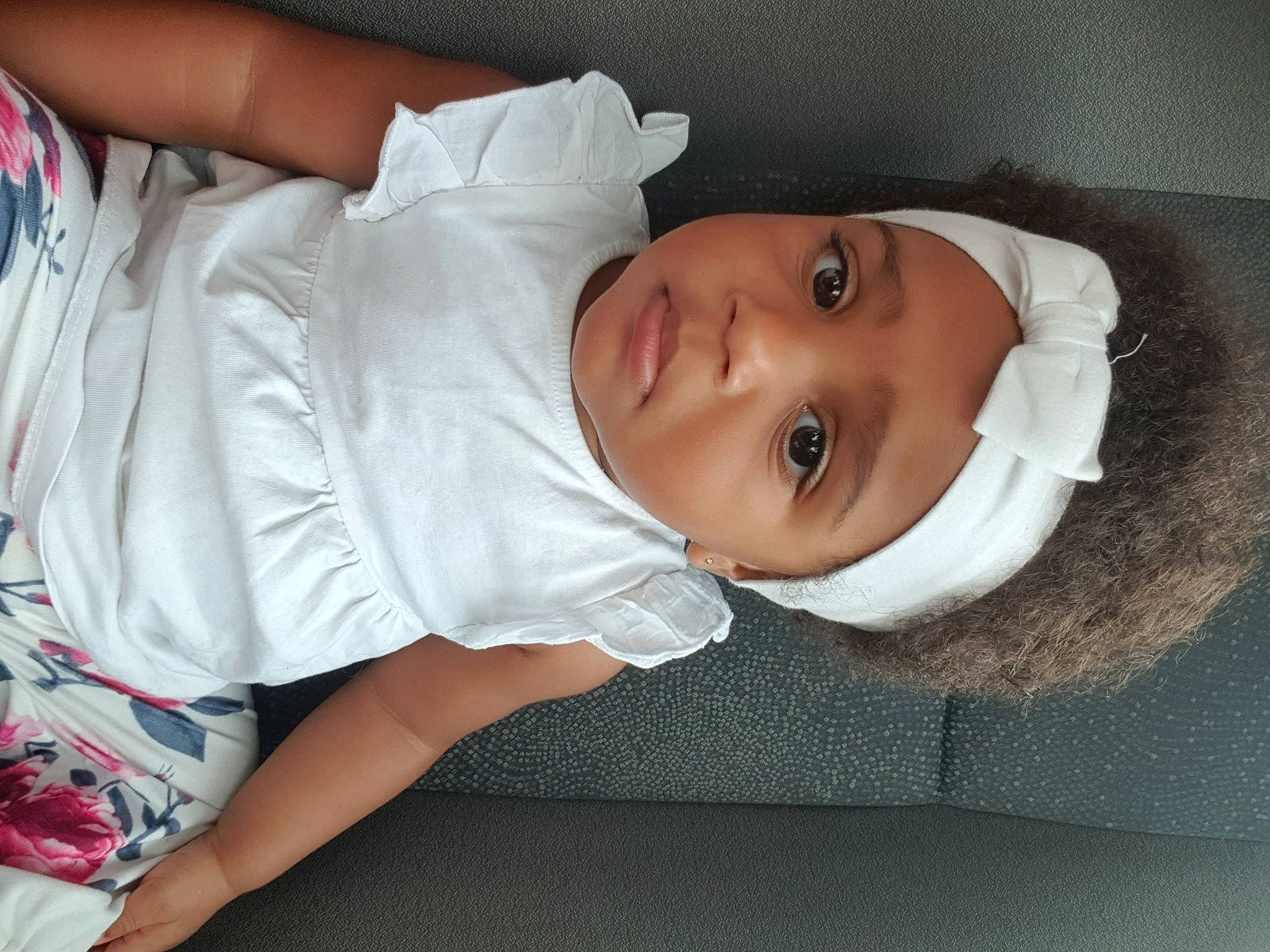 Léa-rose participe au concours pour gagner de l'argent avec cette photo : baby_toddler_clothing, cheek, chest, child, comfort, elbow, eyelash, fun, headwear, human_body, human_leg, joint, lip, mammal, mouth, nose, person, skin, sleeve, smile