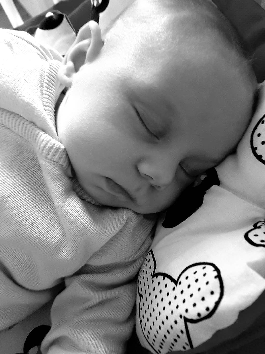 Jade a rejoint le concours — aidez-le/la à gagner de superbes lots ! arm, baby, black, cheek, comfort, ear, eye, eyebrow, hand, happy, head, human, mammal, mouth, nose, organ, person, photograph, product, skin