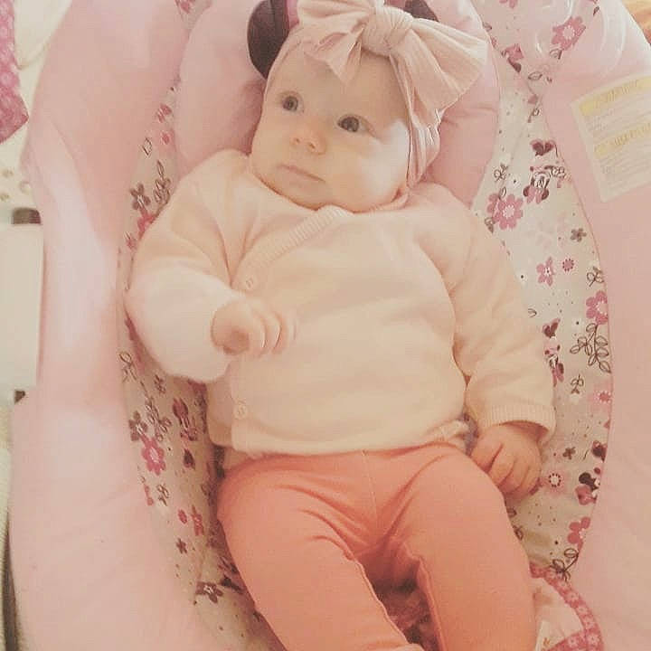 Jade a rejoint le concours — aidez-le/la à gagner de superbes lots ! arm, baby, baby_sleeping, baby_toddler_clothing, cheek, child, comfort, eye, happy, headwear, linens, pattern, peach, person, pink, sitting, skin, sleeve, smile, thigh